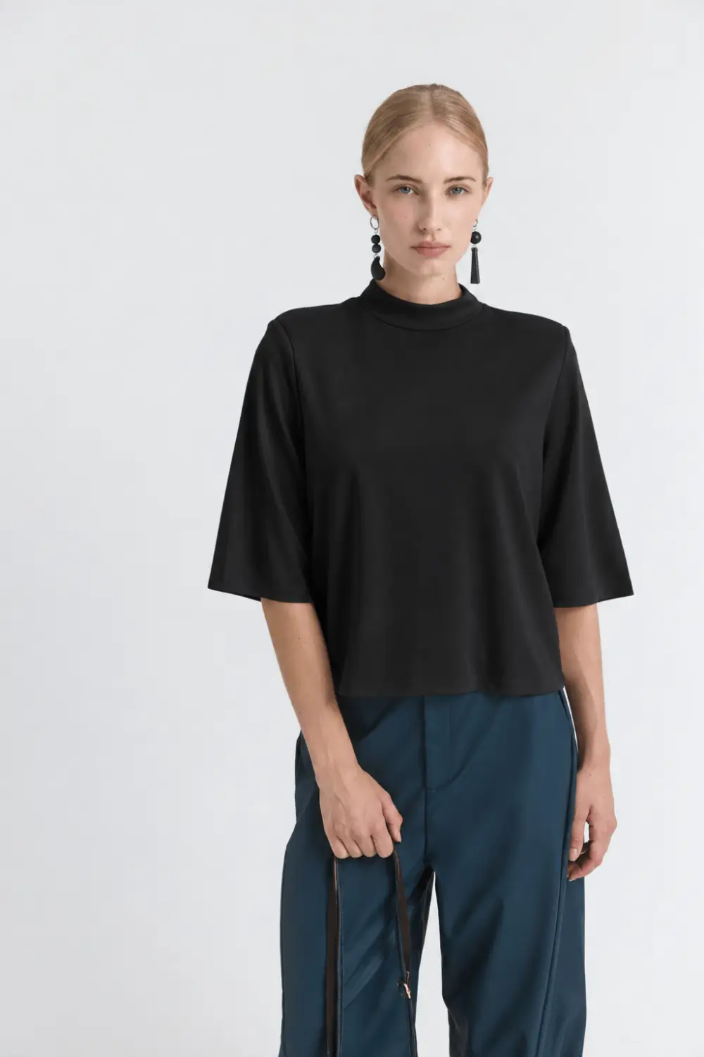 Μπλούζα σε άνετη, ελαφρώς A-line γραμμή, με soft funnel neck και τρουακάρ έβαζε μανίκια. Διαθέτει βάτες στους ώμους που προσθέτουν δομή στη σιλουέτα. 70% Μοντάλ 30% Πολυεστέρας Το μοντέλο φοράει μέγεθος S. Τα ρούχα Namaste σχεδιάζονται και ράβονται στην Ελλάδα. Δωρεάν αποστολή σε 1-3 μέρες σε όλη την Ελλάδα. Διαθέσιμο και στο φυσικό κατάστημα YELLOW BUTTON Χρεμωνίδου & Δαμάρεως 61 Παγκράτι