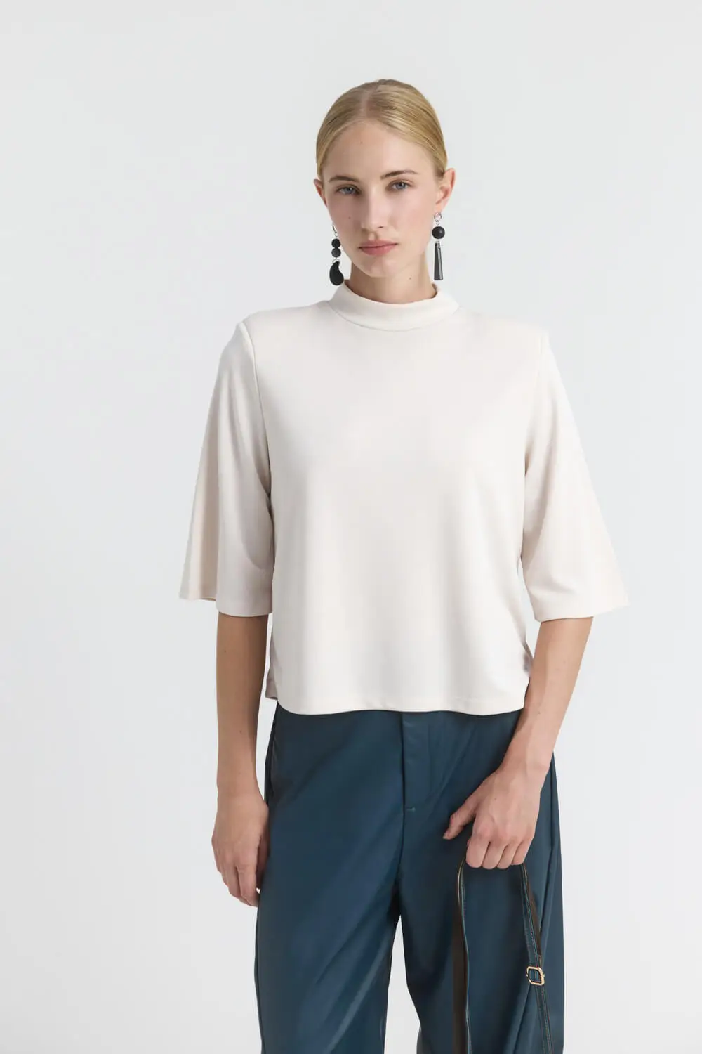 Μπλούζα σε άνετη, ελαφρώς A-line γραμμή, με soft funnel neck και τρουακάρ έβαζε μανίκια. Διαθέτει βάτες στους ώμους που προσθέτουν δομή στη σιλουέτα. 70% Μοντάλ 30% Πολυεστέρας Το μοντέλο φοράει μέγεθος S. Τα ρούχα Namaste σχεδιάζονται και ράβονται στην Ελλάδα. Δωρεάν αποστολή σε 1-3 μέρες σε όλη την Ελλάδα. Διαθέσιμο και στο φυσικό κατάστημα YELLOW BUTTON Χρεμωνίδου & Δαμάρεως 61 Παγκράτι