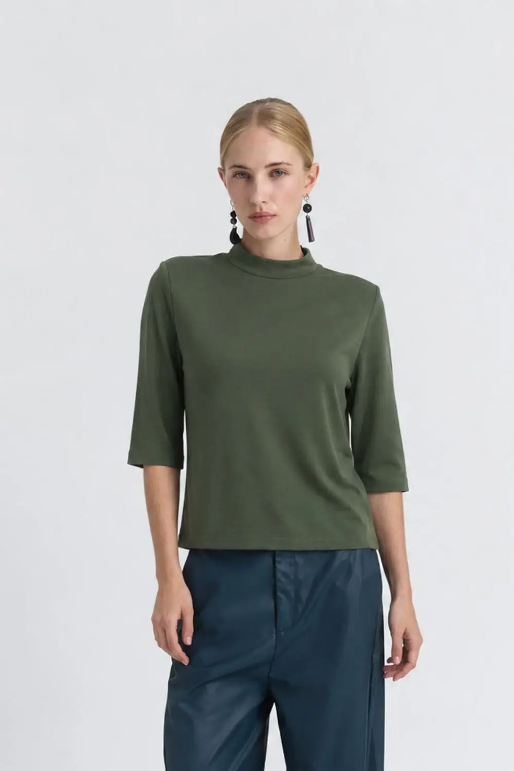 Μπλούζα σε άνετη, ελαφρώς A-line γραμμή, με soft funnel neck και τρουακάρ έβαζε μανίκια. Διαθέτει βάτες στους ώμους που προσθέτουν δομή στη σιλουέτα. 70% Μοντάλ 30% Πολυεστέρας Το μοντέλο φοράει μέγεθος S. Τα ρούχα Namaste σχεδιάζονται και ράβονται στην Ελλάδα. Δωρεάν αποστολή σε 1-3 μέρες σε όλη την Ελλάδα. Διαθέσιμο και στο φυσικό κατάστημα YELLOW BUTTON Χρεμωνίδου & Δαμάρεως 61 Παγκράτι