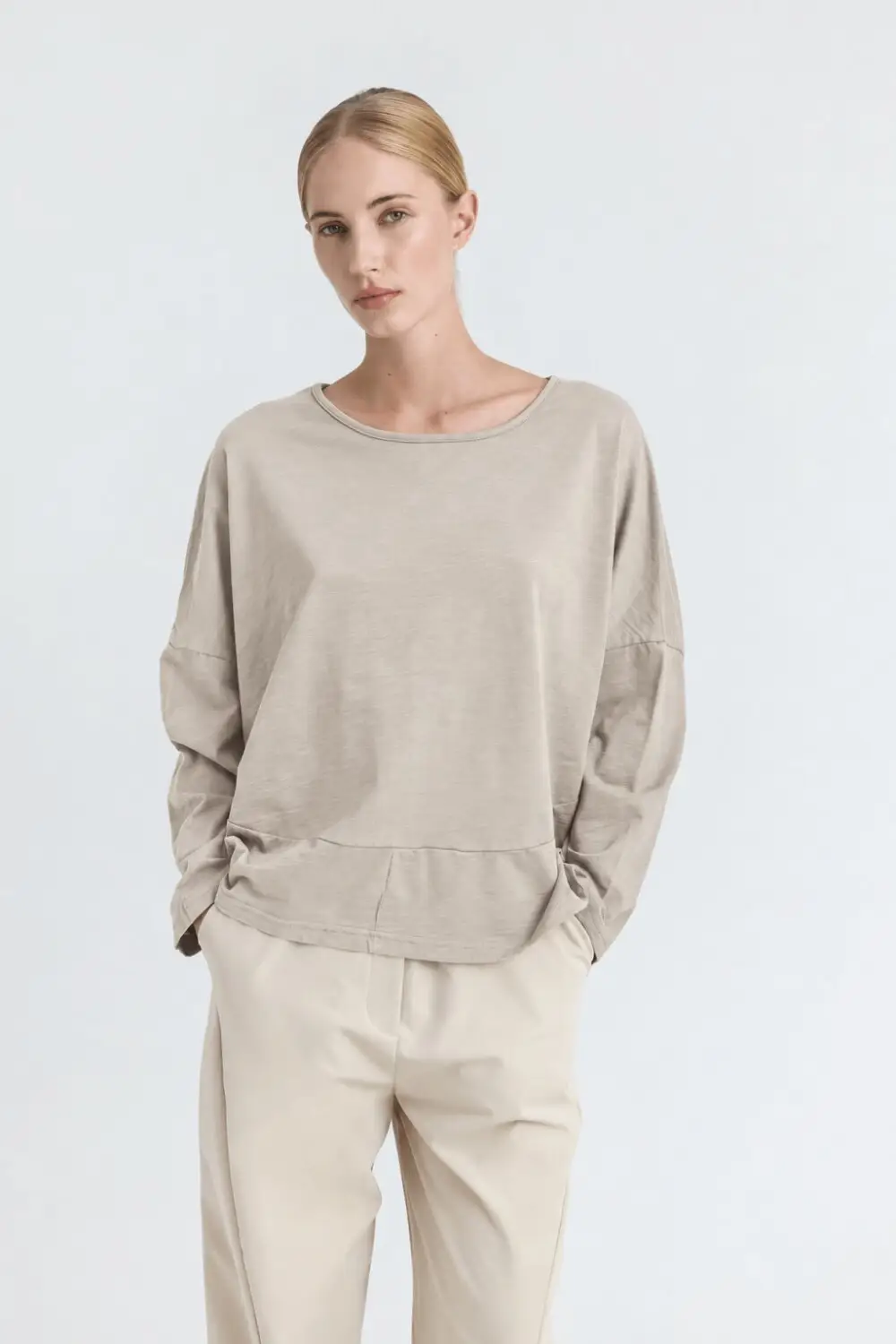 Μπλούζα oversized από 100% cotton, με ανοιχτή στρογγυλή λαιμόκοψη, χαμηλωμένους ώμους και μακριά μανίκια. Διαθέτει ασύμμετρο, στρογγυλεμένο τελείωμα με σχεδιαστικές ραφές στο κάτω μέρος 100% Βαμβάκι Τα ρούχα Namaste σχεδιάζονται και ράβονται στην Ελλάδα. Δωρεάν αποστολή σε 1-3 μέρες σε όλη την Ελλάδα. Διαθέσιμο και στο φυσικό κατάστημα YELLOW BUTTON Χρεμωνίδου & Δαμάρεως 61 Παγκράτι