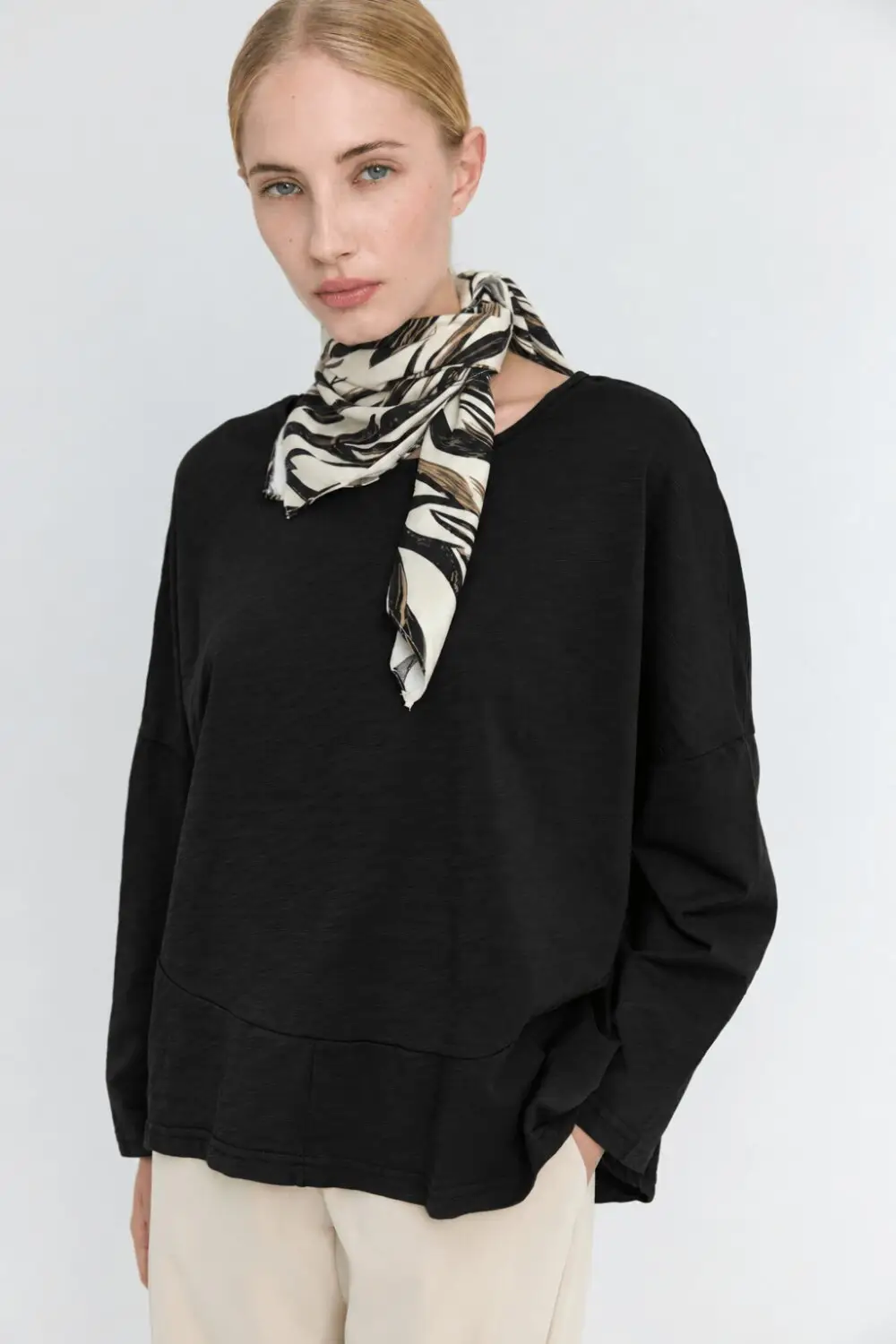 Μπλούζα oversized από 100% cotton, με ανοιχτή στρογγυλή λαιμόκοψη, χαμηλωμένους ώμους και μακριά μανίκια. Διαθέτει ασύμμετρο, στρογγυλεμένο τελείωμα με σχεδιαστικές ραφές στο κάτω μέρος 100% Βαμβάκι Τα ρούχα Namaste σχεδιάζονται και ράβονται στην Ελλάδα. Δωρεάν αποστολή σε 1-3 μέρες σε όλη την Ελλάδα. Διαθέσιμο και στο φυσικό κατάστημα YELLOW BUTTON Χρεμωνίδου & Δαμάρεως 61 Παγκράτι