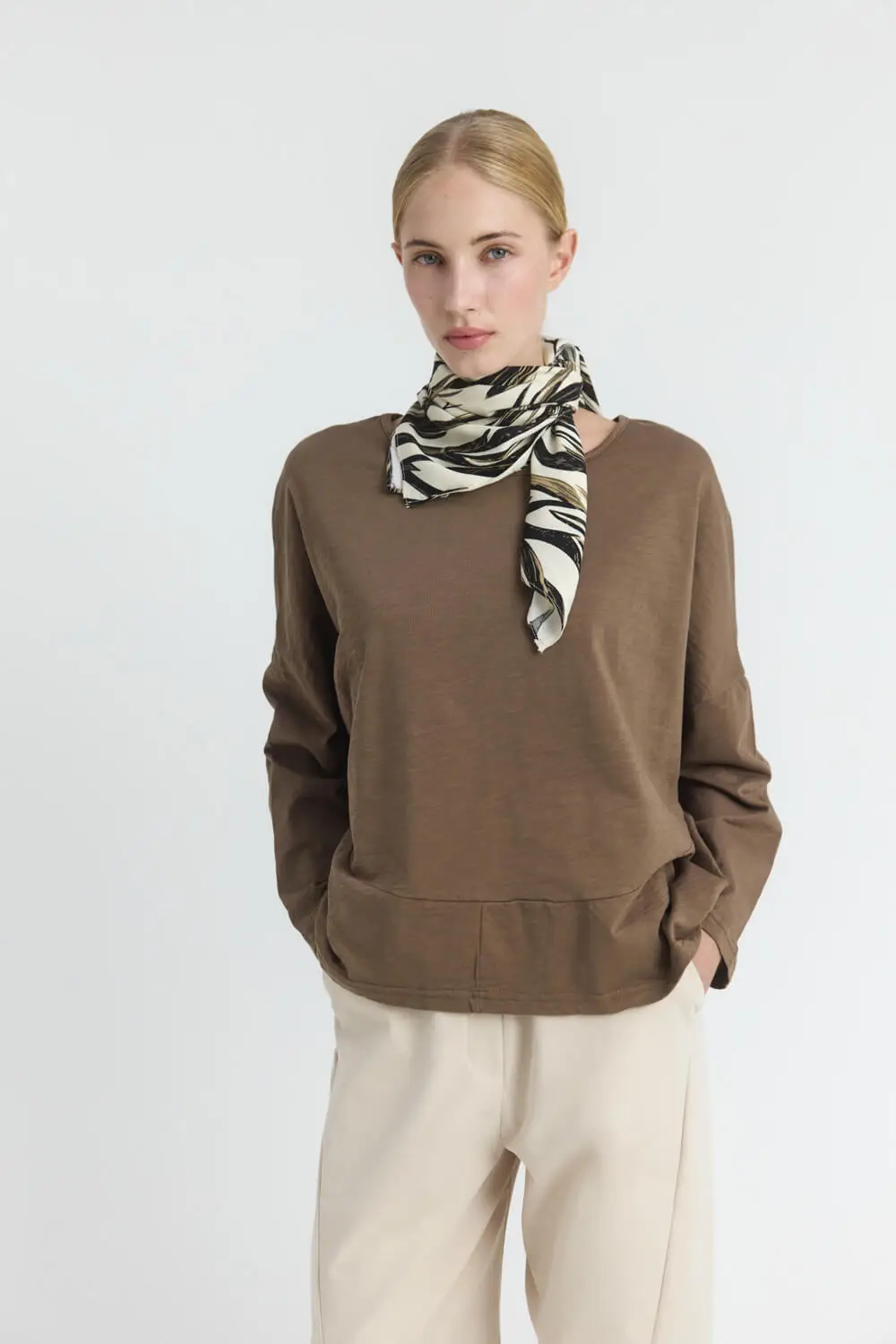 Μπλούζα oversized από 100% cotton, με ανοιχτή στρογγυλή λαιμόκοψη, χαμηλωμένους ώμους και μακριά μανίκια. Διαθέτει ασύμμετρο, στρογγυλεμένο τελείωμα με σχεδιαστικές ραφές στο κάτω μέρος 100% Βαμβάκι Τα ρούχα Namaste σχεδιάζονται και ράβονται στην Ελλάδα. Δωρεάν αποστολή σε 1-3 μέρες σε όλη την Ελλάδα. Διαθέσιμο και στο φυσικό κατάστημα YELLOW BUTTON Χρεμωνίδου & Δαμάρεως 61 Παγκράτι