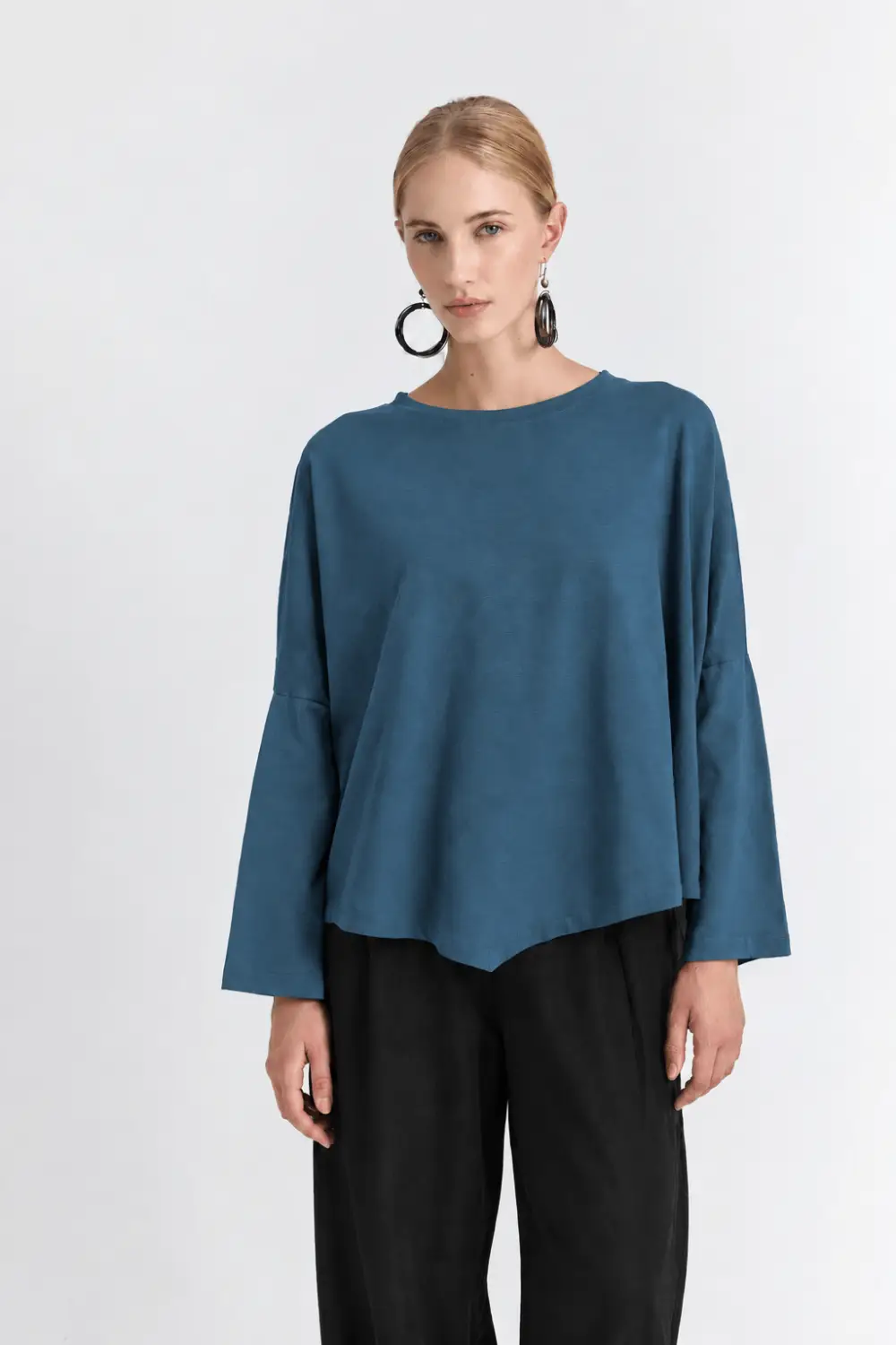 Μπλούζα από 100% cotton σε άνετη oversized γραμμή, με χαμηλωμένους ώμους και μακριά, φαρδιά μανίκια. Διαθέτει ανοιχτή στρογγυλή λαιμόκοψη, πλαϊνά ανοίγματα και ασύμμετρο μήκος, με σχεδιαστική μυτερή διαμόρφωση στο μπροστινό μέρος. 100% Βαμβάκι Το μοντέλο φοράει μέγεθος S. Τα ρούχα Namaste σχεδιάζονται και ράβονται στην Ελλάδα. Δωρεάν αποστολή σε 1-3 μέρες σε όλη την Ελλάδα. Διαθέσιμο και στο φυσικό κατάστημα YELLOW BUTTON Χρεμωνίδου & Δαμάρεως 61 Παγκράτι