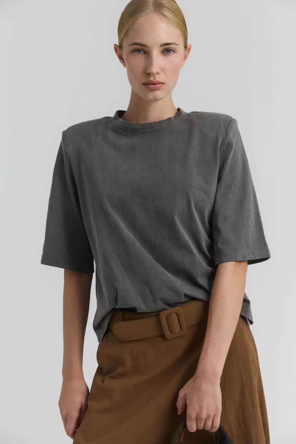 Μπλούζα από 100% cotton, σε ίσια, άνετη γραμμή με στρογγυλή λαιμόκοψη. Διαθέτει βάτες στους ώμους, μανίκια μέχρι τον αγκώνα και διακριτικά ανοίγματα στα πλαϊνά. 100% Βαμβάκι Το μοντέλο φοράει μέγεθος S. Τα ρούχα Namaste σχεδιάζονται και ράβονται στην Ελλάδα. Δωρεάν αποστολή σε 1-3 μέρες σε όλη την Ελλάδα. Διαθέσιμο και στο φυσικό κατάστημα YELLOW BUTTON Χρεμωνίδου & Δαμάρεως 61 Παγκράτι