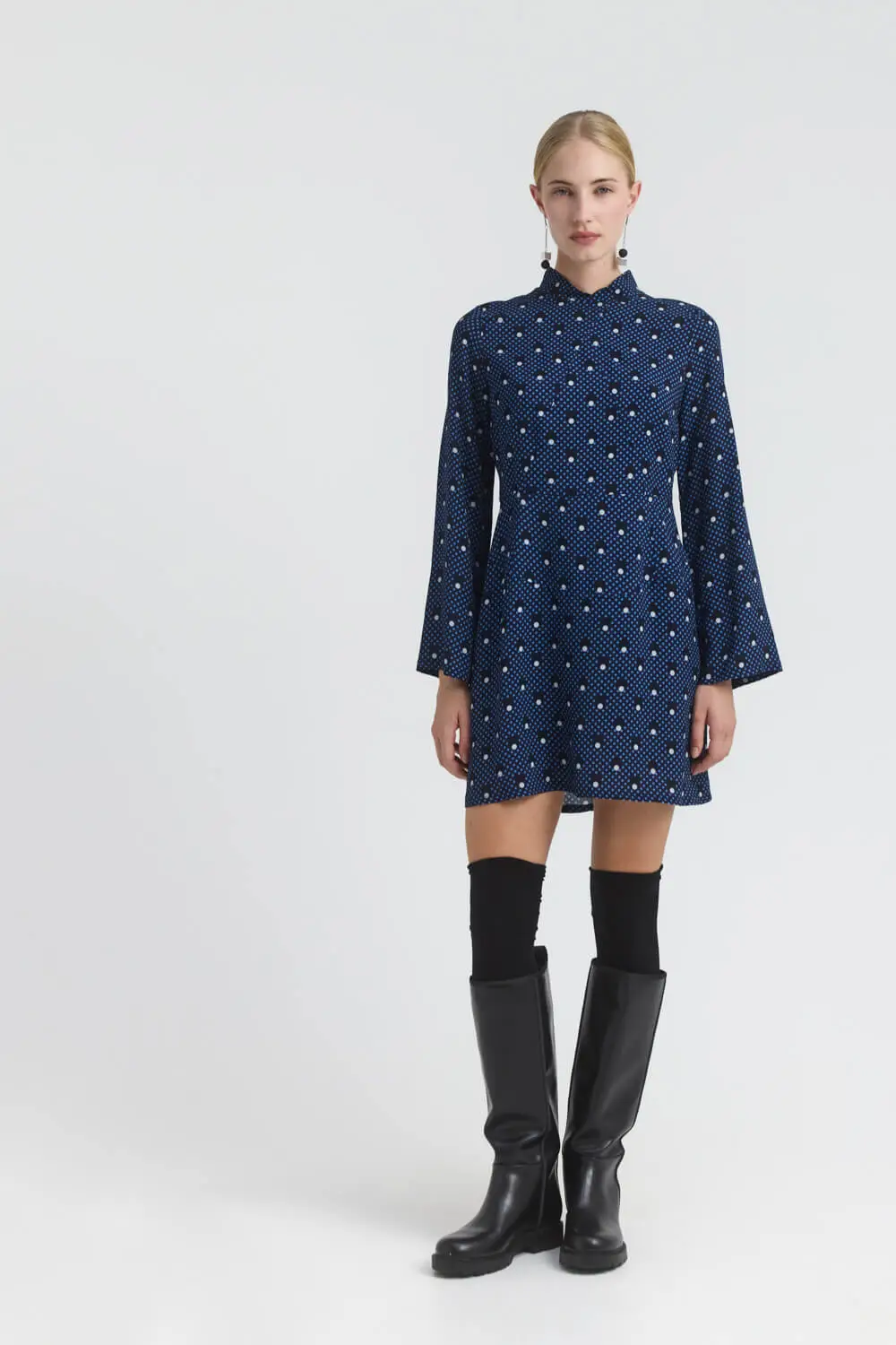 Φόρεμα mini από 100% viscose, σε μεσάτη γραμμή με all-over polka dot print. Διαθέτει Mao γιακά με σταυρωτή διαμόρφωση μπροστά, μακριά bell sleeves και σχεδιαστικά κοψίματα. Το κλείσιμο γίνεται πίσω με αόρατο φερμουάρ 100% Βισκόζη Το μοντέλο φοράει μέγεθος S. Τα ρούχα Namaste σχεδιάζονται και ράβονται στην Ελλάδα. Δωρεάν αποστολή σε 1-3 μέρες σε όλη την Ελλάδα. Διαθέσιμο και στο φυσικό κατάστημα YELLOW BUTTON Χρεμωνίδου & Δαμάρεως 61 Παγκράτι