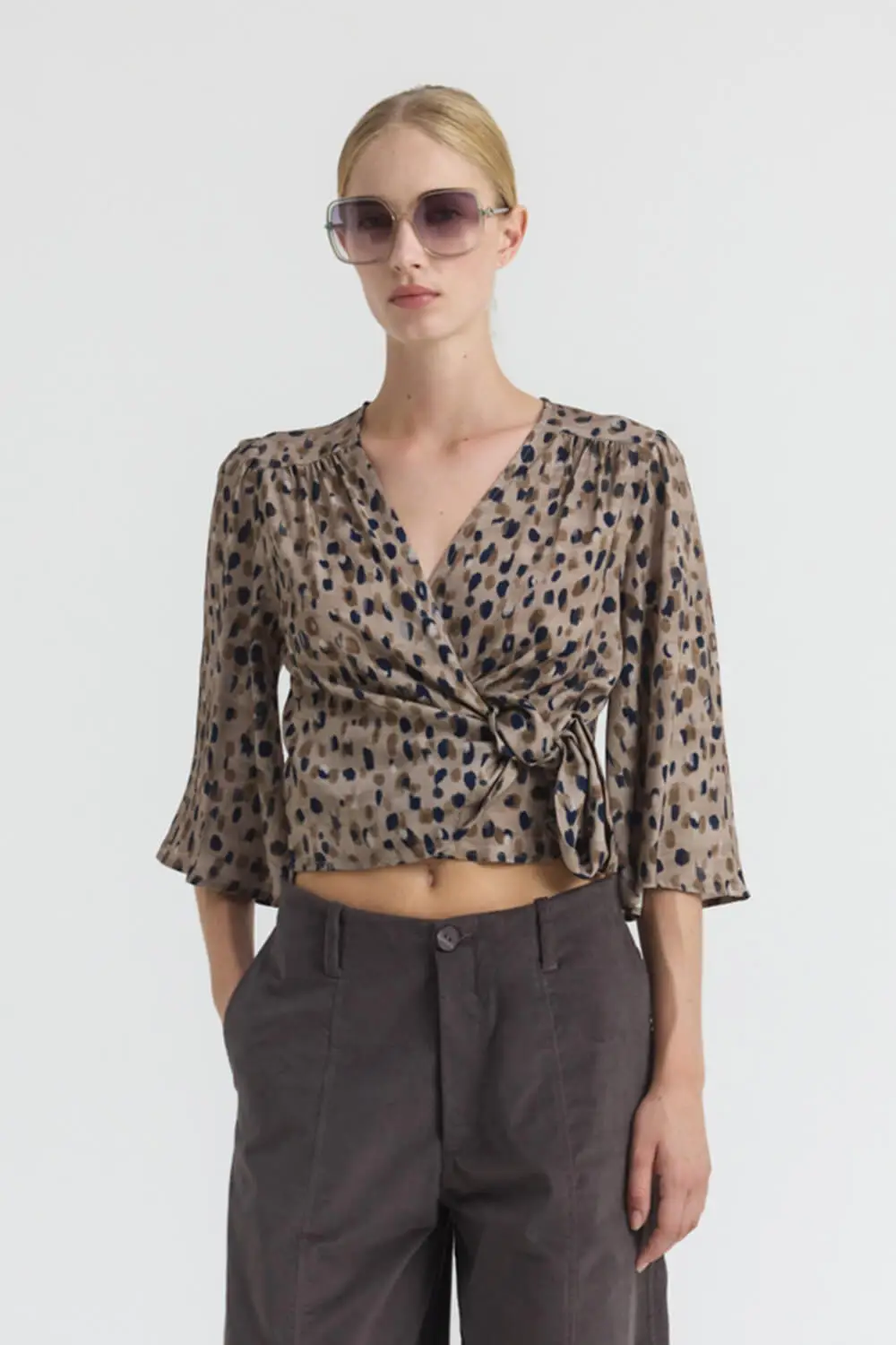 "BABS_1" Τουνίκ κρουαζέ με abstract polka dot print Namaste Τουνίκ από 100% viscose με abstract polka dot print, σε κρουαζέ γραμμή που δένει γύρω από τη μέση, επιτρέποντας ρυθμιζόμενη εφαρμογή. Διαθέτει τρουακάρ bell sleeves με ελαφριά σούρα στους ώμους που δημιουργεί διακριτικό όγκο 100% Βισκόζη Το μοντέλο φοράει μέγεθος S. Τα ρούχα Namaste σχεδιάζονται και ράβονται στην Ελλάδα. Δωρεάν αποστολή σε 1-3 μέρες σε όλη την Ελλάδα. Διαθέσιμο και στο φυσικό κατάστημα YELLOW BUTTON Χρεμωνίδου & Δαμάρεως 61 Παγκράτι