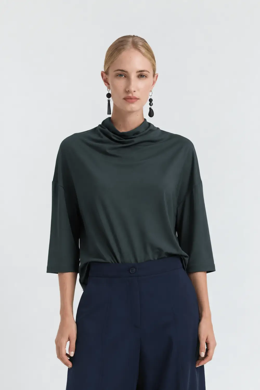 "BONET" Μπλούζα jersey σε άνετη boxy γραμμή Namaste Μπλούζα από jersey ύφασμα σε άνετη, boxy γραμμή με χαμηλωμένους ώμους και τρουακάρ μανίκια σε εβαζέ γραμμή. Διαθέτει φαρδύ cowl neck με απαλή ντραπέ πτώση στο μπροστινό μέρος, προσθέτοντας μια ήσυχη σχεδιαστική έμφαση. 60% Ρεγιόν 31% Νάυλον 9% Σπάντεξ Το μοντέλο φοράει μέγεθος S. Τα ρούχα Namaste σχεδιάζονται και ράβονται στην Ελλάδα. Δωρεάν αποστολή σε 1-3 μέρες σε όλη την Ελλάδα. Διαθέσιμο και στο φυσικό κατάστημα YELLOW BUTTON Χρεμωνίδου & Δαμάρεως 61 Παγκράτι