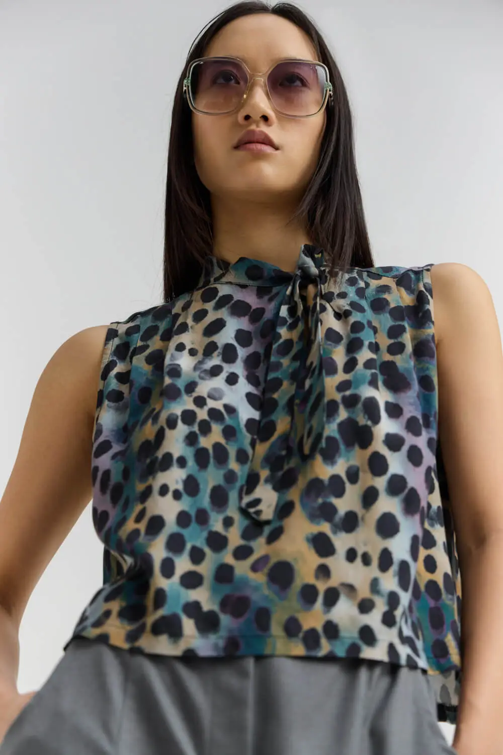 "DASHA" Τούνικ αμάνικη abstract print με όρθιο γιακά και tie-neck δέσιμο Namaste WW1326001 Τούνικ αμάνικη σε άνετη, ελαφρώς A-line structured γραμμή, με abstract spotted print. Διαθέτει όρθιο γιακά που συνεχίζει σε μακριές κορδέλες, οι οποίες δένουν στο πλάι του λαιμού δημιουργώντας tie-neck λεπτομέρεια. Οι διακριτικές πιέτες που ξεκινούν από τους ώμους προσθέτουν απαλή κίνηση στο μπροστινό μέρος, ενώ το back yoke και οι κάθετες πένσες στην πλάτη διαμορφώνουν τη σιλουέτα και δίνουν πιο δομημένη εφαρμογή στο πίσω μέρος. Συνδυάζεται με τη φούστα LASHA από το ίδιο ύφασμα για ολοκληρωμένο matching set. 100% Βισκόζη Άνετη, ελαφρώς A-line structured γραμμή Αμάνικο σχέδιο Abstract spotted print Όρθιος γιακάς Tie-neck δέσιμο στο πλάι Διακριτικές πιέτες μπροστά Back yoke Κάθετες πένσες στην πλάτη Οδηγίες πλυσίματος: Πλύσιμο στους 30°C. Χωρίς λευκαντικό και στεγνωτήριο. Σιδέρωμα σε χαμηλή θερμοκρασία. Δεν επιτρέπεται το στεγνό καθάρισμα. Διαστάσεις μοντέλου: Ύψος 1,75 m | Στήθος 79 cm | Μέση 60 cm | Γοφοί 89 cm Δωρεάν αποστολή σε 1-3 μέρες σε όλη την Ελλάδα. Διαθέσιμο και στο φυσικό κατάστημα YELLOW BUTTON Χρεμωνίδου & Δαμάρεως 61 Παγκράτι "DASHA" Τούνικ αμάνικη abstract print με όρθιο γιακά και tie-neck δέσιμο Namaste WW1326001 Τούνικ αμάνικη σε άνετη, ελαφρώς A-line structured γραμμή, με abstract spotted print. Διαθέτει όρθιο γιακά που συνεχίζει σε μακριές κορδέλες, οι οποίες δένουν στο πλάι του λαιμού δημιουργώντας tie-neck λεπτομέρεια. Οι διακριτικές πιέτες που ξεκινούν από τους ώμους προσθέτουν απαλή κίνηση στο μπροστινό μέρος, ενώ το back yoke και οι κάθετες πένσες στην πλάτη διαμορφώνουν τη σιλουέτα και δίνουν πιο δομημένη εφαρμογή στο πίσω μέρος. Συνδυάζεται με τη φούστα LASHA από το ίδιο ύφασμα για ολοκληρωμένο matching set. 100% Βισκόζη Άνετη, ελαφρώς A-line structured γραμμή Αμάνικο σχέδιο Abstract spotted print Όρθιος γιακάς Tie-neck δέσιμο στο πλάι Διακριτικές πιέτες μπροστά Back yoke Κάθετες πένσες στην πλάτη Οδηγίες πλυσίματος: Πλύσιμο στους 30°C. Χωρίς λευκαντικό και στεγνωτήριο. Σιδέρωμα σε χαμηλή θερμοκρασία. Δεν επιτρέπεται το στεγνό καθάρισμα. Διαστάσεις μοντέλου: Ύψος 1,75 m | Στήθος 79 cm | Μέση 60 cm | Γοφοί 89 cm Δωρεάν αποστολή σε 1-3 μέρες σε όλη την Ελλάδα. Διαθέσιμο και στο φυσικό κατάστημα YELLOW BUTTON Χρεμωνίδου & Δαμάρεως 61 Παγκράτι