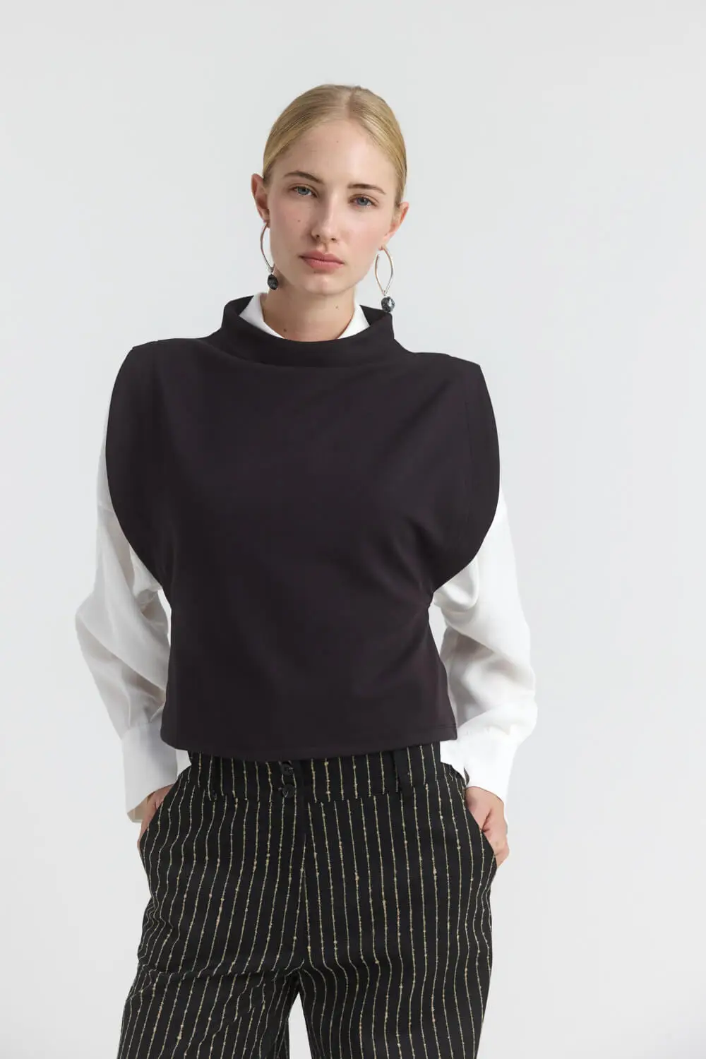 "DANIKA" Τoπ jersey μεσάτο Namaste Τοπ-καζάκα από jersey ύφασμα, σε μεσάτη γραμμή με soft funnel neck. Ο αμάνικος σχεδιασμός διαμορφώνεται με έντονους ώμους και μεγάλα πλαϊνά ανοίγματα προσφέροντας ένα δυναμικό αποτέλεσμα. 70% Βισκόζη 25% Πολυαμίδη 5% Ελαστάν Το μοντέλο φοράει μέγεθος S. Τα ρούχα Namaste σχεδιάζονται και ράβονται στην Ελλάδα. Δωρεάν αποστολή σε 1-3 μέρες σε όλη την Ελλάδα. Διαθέσιμο και στο φυσικό κατάστημα YELLOW BUTTON Χρεμωνίδου & Δαμάρεως 61 Παγκράτι