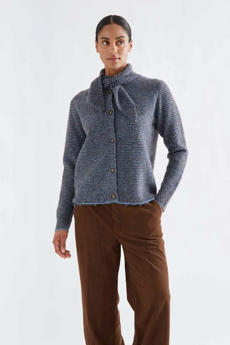 Knitted cardigan with striped pattern COMPANIA FANTASTICA Πλεκτή ζακέτα με ριγέ μοτίβο σε μπλε και καφέ χρώμα. Διαθέτει δέσιμο στον λαιμό και μακριά μανίκια. Κλείνει μπροστά με δίχρωμα κουμπιά. Ριμπ τελειώματα. Το μοντέλο έχει ύψος 178 εκ. και φοράει μέγεθος S. 90% Recycled Polyester, 6% Wool, 4% Elastane Πλύσιμο στο χέρι με κρύο νερό, απαγορεύεται η χρήση λευκαντικού, όχι στεγνωτήριο, κρεμάστε το για στέγνωμα στη σκιά, απαγορεύεται το σιδέρωμα, πλύνετε με παρόμοια χρώματα. Αποστολή σε όλη την Ελλάδα σε 1-3 ημέρες. Διαθέσιμο και στα φυσικά μας κατάστηματα YELLOW BUTTON Χρεμωνίδου & Δαμάρεως 61 Παγκράτι.