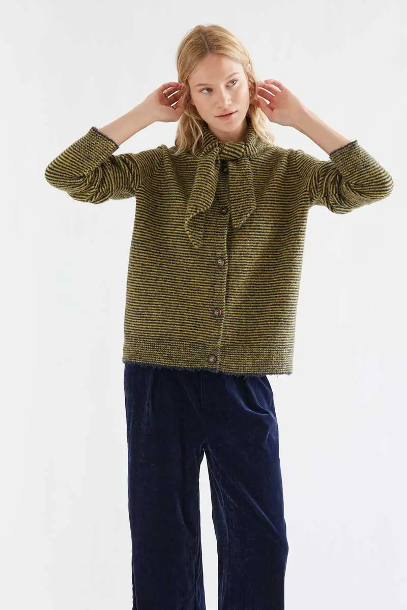 Knitted cardigan with striped pattern COMPANIA FANTASTICA Πλεκτή ζακέτα με ριγέ μοτίβο σε ναυτικό μπλε και μουσταρδί χρώμα. Διαθέτει δέσιμο στον λαιμό και μακριά μανίκια. Κλείνει μπροστά με δίχρωμα κουμπιά. Ριμπ τελειώματα. Το μοντέλο έχει ύψος 178 εκ. και φοράει μέγεθος S. 90% Recycled Polyester, 6% Wool, 4% Elastane Πλύσιμο στο χέρι με κρύο νερό, απαγορεύεται η χρήση λευκαντικού, όχι στεγνωτήριο, κρεμάστε το για στέγνωμα στη σκιά, απαγορεύεται το σιδέρωμα, πλύνετε με παρόμοια χρώματα. Αποστολή σε όλη την Ελλάδα σε 1-3 ημέρες. Διαθέσιμο και στα φυσικά μας κατάστηματα YELLOW BUTTON Χρεμωνίδου & Δαμάρεως 61 Παγκράτι.