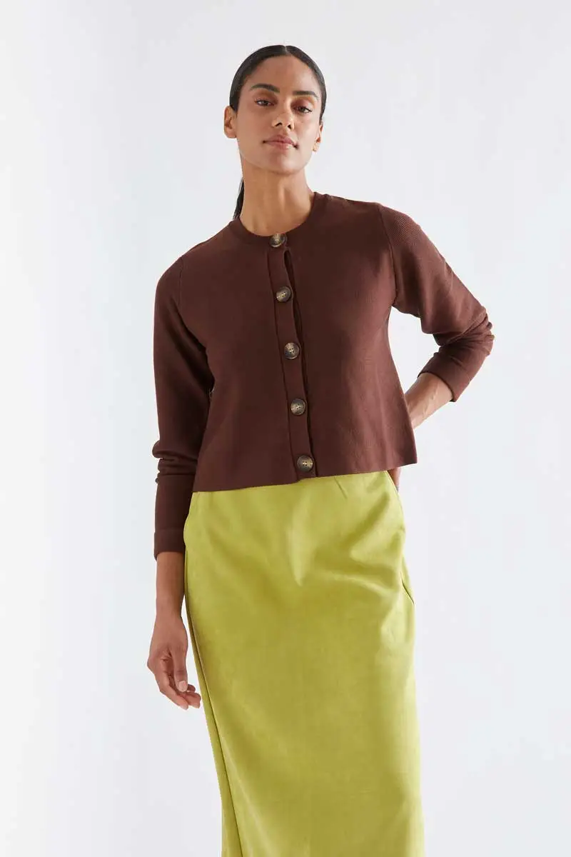 Basic brown cotton blend cardigan COMPANIA FANTASTICA Καφέ ζακέτα από μείγμα βαμβακιού. Στρογγυλή λαιμόκοψη και μακριά μανίκια. Κλείνει μπροστά με μεγάλα δίχρωμα κουμπιά. Ριμπ τελειώματα και μαλακή υφή. Το μοντέλο έχει ύψος 173 εκ. και φοράει μέγεθος S. 70% Viscose 30% Cotton Πλύσιμο στο πλυντήριο με κρύο νερό, απαγορεύεται η χρήση λευκαντικού, όχι στεγνωτήριο, κρεμάστε το για στέγνωμα στη σκιά, απαγορεύεται το σιδέρωμα, πλύνετε με παρόμοια χρώματα. Αποστολή σε όλη την Ελλάδα σε 1-3 ημέρες. Διαθέσιμο και στα φυσικά μας κατάστηματα YELLOW BUTTON Χρεμωνίδου & Δαμάρεως 61 Παγκράτι.