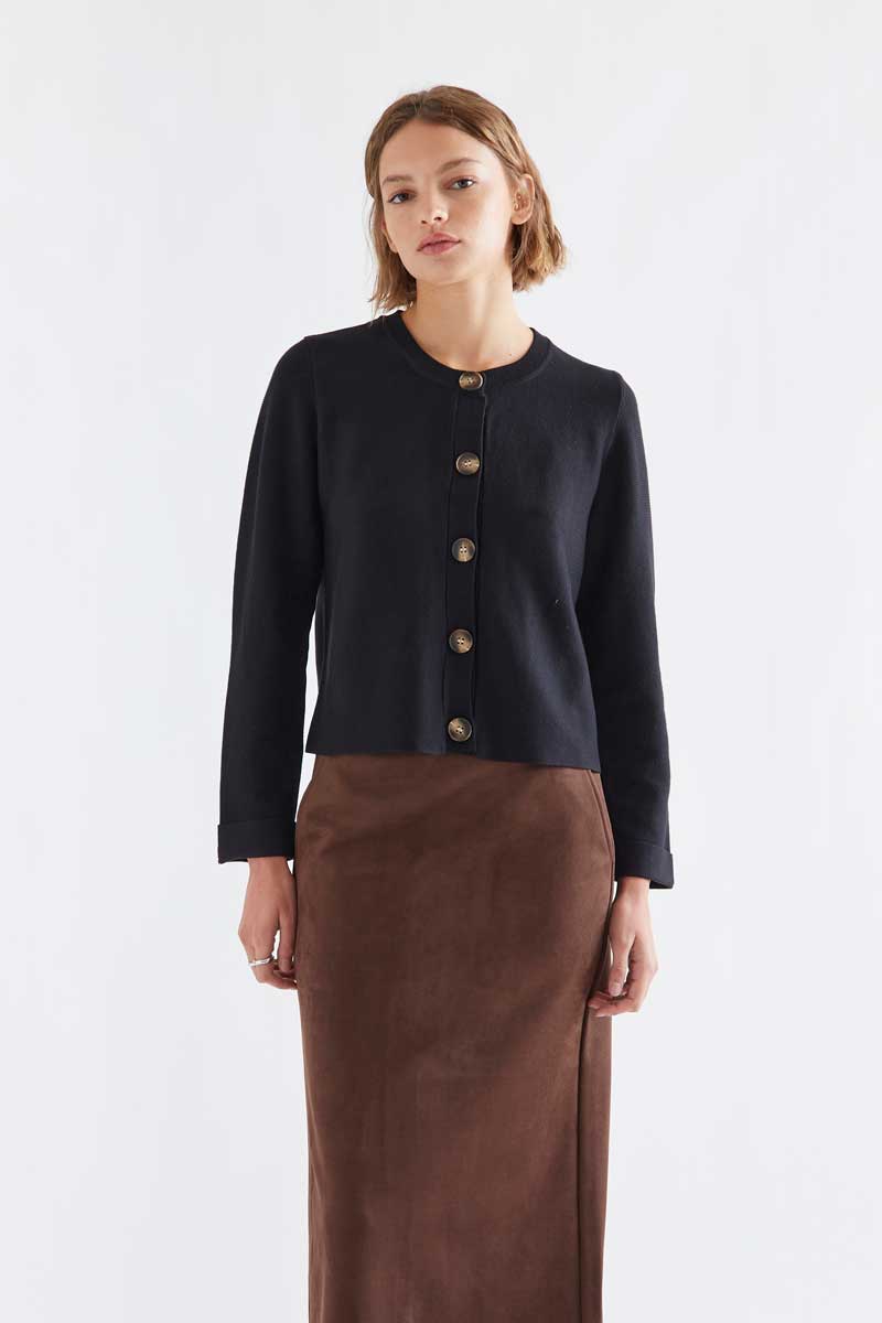 Basic black cotton blend cardigan COMPANIA FANTASTICA Μαύρη ζακέτα από μείγμα βαμβακιού. Στρογγυλή λαιμόκοψη και μακριά μανίκια. Κλείνει μπροστά με μεγάλα δίχρωμα κουμπιά. Ριμπ τελειώματα και μαλακή υφή. Το μοντέλο έχει ύψος 174 εκ. και φοράει μέγεθος S. 70% Viscose 30% Cotton Πλύσιμο στο πλυντήριο με κρύο νερό, απαγορεύεται η χρήση λευκαντικού, όχι στεγνωτήριο, κρεμάστε το για στέγνωμα στη σκιά, απαγορεύεται το σιδέρωμα, πλύνετε με παρόμοια χρώματα. Αποστολή σε όλη την Ελλάδα σε 1-3 ημέρες. Διαθέσιμο και στα φυσικά μας κατάστηματα YELLOW BUTTON Χρεμωνίδου & Δαμάρεως 61 Παγκράτι.