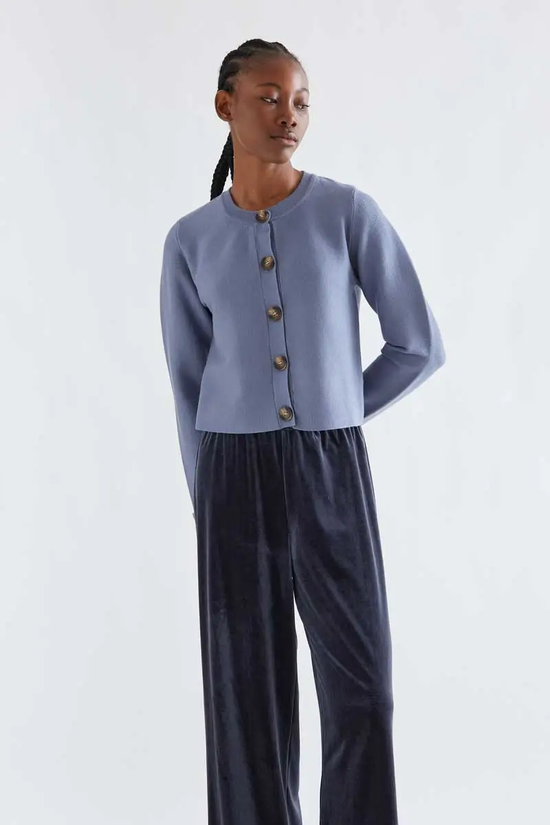 Basic greyish-blue cotton blend cardigan COMPANIA FANTASTICA Γκριζογάλαζη ζακέτα από μείγμα βαμβακιού. Διαθέτει στρογγυλή λαιμόκοψη και μακριά μανίκια. Κλείνει μπροστά με μεγάλα, δίχρωμα κουμπιά. Φέρει ριμπ λεπτομέρειες. Το μοντέλο έχει ύψος 176 εκ. και φοράει μέγεθος S. 70% Viscose 30% Cotton Πλύσιμο στο πλυντήριο με κρύο νερό, απαγορεύεται η χρήση λευκαντικού, όχι στεγνωτήριο, κρεμάστε το για στέγνωμα στη σκιά, απαγορεύεται το σιδέρωμα, πλύνετε με παρόμοια χρώματα. Αποστολή σε όλη την Ελλάδα σε 1-3 ημέρες. Διαθέσιμο και στα φυσικά μας κατάστηματα YELLOW BUTTON Χρεμωνίδου & Δαμάρεως 61 Παγκράτι.