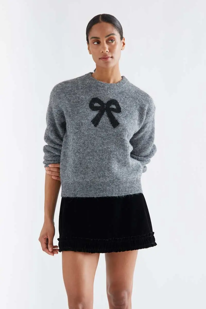 Grey jersey with black bow print COMPANIA FANTASTICA Γκρι ζακάρ πλεκτό πουλόβερ με μαύρο σχέδιο φιόγκων. Στρογγυλή λαιμόκοψη και μακριά μανίκια. Ελαφρώς ριχτοί ώμοι. Ριμπ τελειώματα. Το μοντέλο έχει ύψος 173 εκ. και φοράει μέγεθος S. 45% Polyester, 32% Recycled Polyester, 11% Polyamide, 8% Wool, 4% Elastane Πλύσιμο στο χέρι, απαγορεύεται η χρήση λευκαντικού, όχι στεγνωτήριο, κρεμάστε το για στέγνωμα στη σκιά, απαγορεύεται το σιδέρωμα, πλύνετε με παρόμοια χρώματα. Αποστολή σε όλη την Ελλάδα σε 1-3 ημέρες. Διαθέσιμο και στα φυσικά μας κατάστηματα YELLOW BUTTON Χρεμωνίδου & Δαμάρεως 61 Παγκράτι.