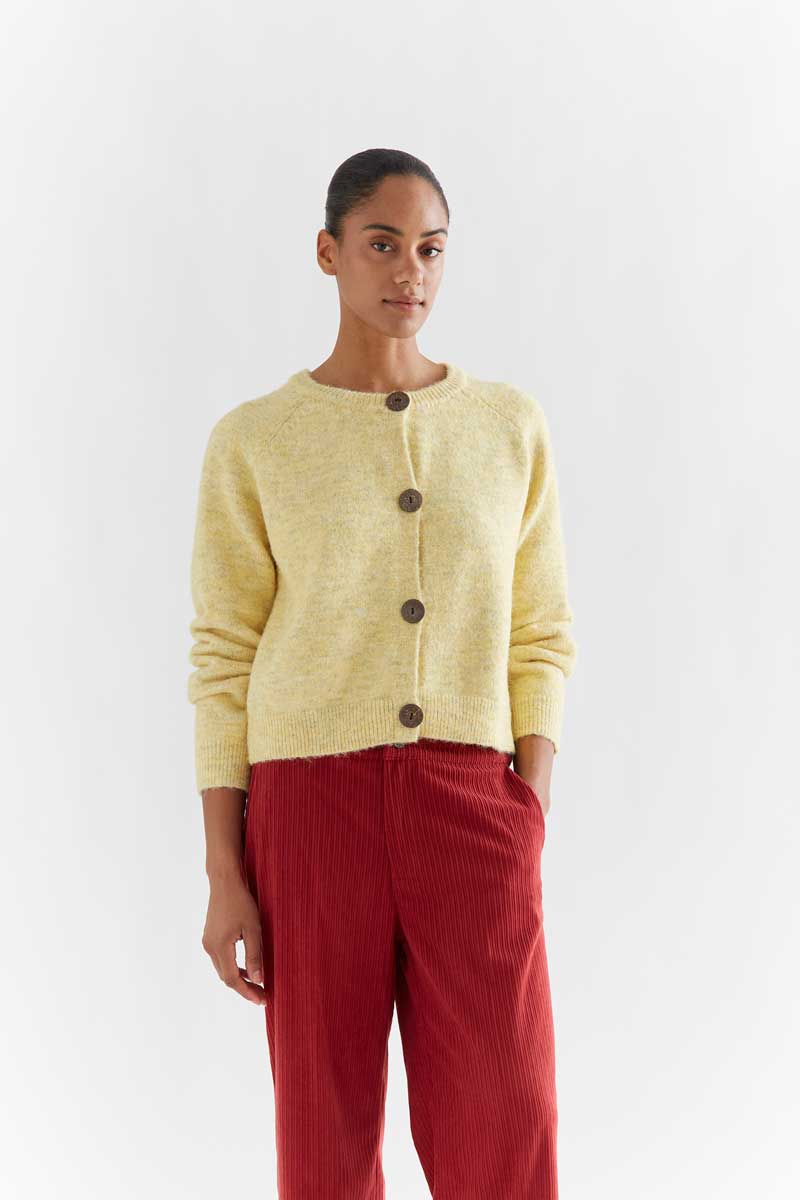 Yellow wool blend knit cardigan COMPANIA FANTASTICA Κίτρινη πλεκτή ζακέτα. Στρογγυλή λαιμόκοψη και μακριά μανίκια. Κλείνει μπροστά με κουμπιά σε αντίθετο καφέ χρώμα. Ριμπ τελειώματα. Το μοντέλο έχει ύψος 173 εκ. και φοράει μέγεθος S. 45% Polyester 32% Recycled Polyester 11% Polyamide 8% Wool 4% Elastane Πλύσιμο στο χέρι με κρύο νερό, απαγορεύεται η χρήση λευκαντικού, όχι στεγνωτήριο, κρεμάστε το για στέγνωμα στη σκιά, απαγορεύεται το σιδέρωμα, πλύνετε με παρόμοια χρώματα. Αποστολή σε όλη την Ελλάδα σε 1-3 ημέρες. Διαθέσιμο και στα φυσικά μας κατάστηματα YELLOW BUTTON Χρεμωνίδου & Δαμάρεως 61 Παγκράτι.