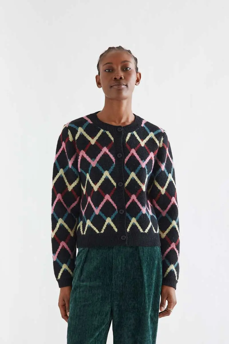 Skein print cardigan COMPANIA FANTASTICA Πλεκτή ζακέτα ζακάρ με μοτίβο από νήματα. Στρογγυλή λαιμόκοψη και μακριά μανίκια. Κλείσιμο μπροστά με μαύρα κουμπιά. Ριμπ τελειώματα. Το μοντέλο έχει ύψος 176 εκ. και φοράει μέγεθος S. 50% Acrylic 50% Polyester Πλύσιμο στο πλυντήριο με κρύο νερό, απαγορεύεται η χρήση λευκαντικού, όχι στεγνωτήριο, κρεμάστε το για στέγνωμα στη σκιά, απαγορεύεται το σιδέρωμα, πλύνετε με παρόμοια χρώματα. Αποστολή σε όλη την Ελλάδα σε 1-3 ημέρες. Διαθέσιμο και στα φυσικά μας κατάστηματα YELLOW BUTTON Χρεμωνίδου & Δαμάρεως 61 Παγκράτι.
