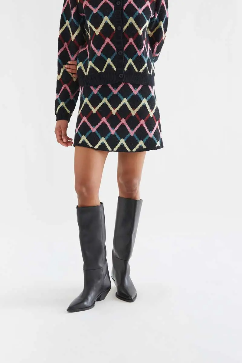 Short skirt with Skein print COMPANIA FANTASTICA Πλεκτή μίνι φούστα ζακάρ με μοτίβο από νήματα. Ψηλόμεση, με ελαστική μέση. Ριμπ τελειώματα. Το μοντέλο έχει ύψος 173 εκ. και φοράει μέγεθος S. 50% Acrylic 50% Polyester Πλύσιμο στο πλυντήριο με κρύο νερό, απαγορεύεται η χρήση λευκαντικού, όχι στεγνωτήριο, κρεμάστε το για στέγνωμα στη σκιά, απαγορεύεται το σιδέρωμα, πλύνετε με παρόμοια χρώματα. Αποστολή σε όλη την Ελλάδα σε 1-3 ημέρες. Διαθέσιμο και στα φυσικά μας κατάστηματα YELLOW BUTTON Χρεμωνίδου & Δαμάρεως 61 Παγκράτι.
