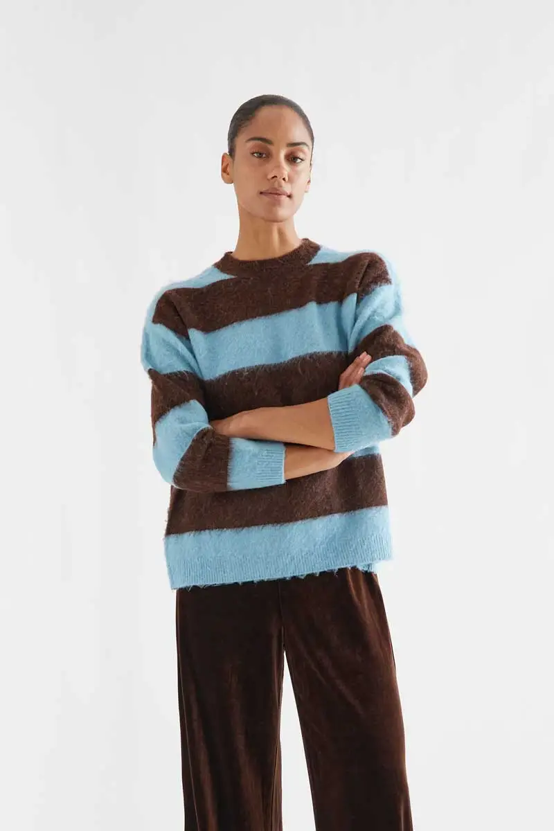 Knitted wool blend jumper with stripe print COMPANIA FANTASTICA Πλεκτό πουλόβερ με μείγμα μαλλιού, σε καφέ και γαλάζιο ριγέ σχέδιο. Διαθέτει στρογγυλή λαιμόκοψη, μακριά μανίκια και ριμπ λεπτομέρειες. Το μοντέλο έχει ύψος 173 εκ. και φοράει μέγεθος S. 90% Acrylic 10% Wool Πλύσιμο στο χέρι, απαγορεύεται η χρήση λευκαντικού, όχι στεγνωτήριο, κρεμάστε το για στέγνωμα στη σκιά, απαγορεύεται το σιδέρωμα, πλύνετε με παρόμοια χρώματα. Αποστολή σε όλη την Ελλάδα σε 1-3 ημέρες. Διαθέσιμο και στα φυσικά μας κατάστηματα YELLOW BUTTON Χρεμωνίδου & Δαμάρεως 61 Παγκράτι.