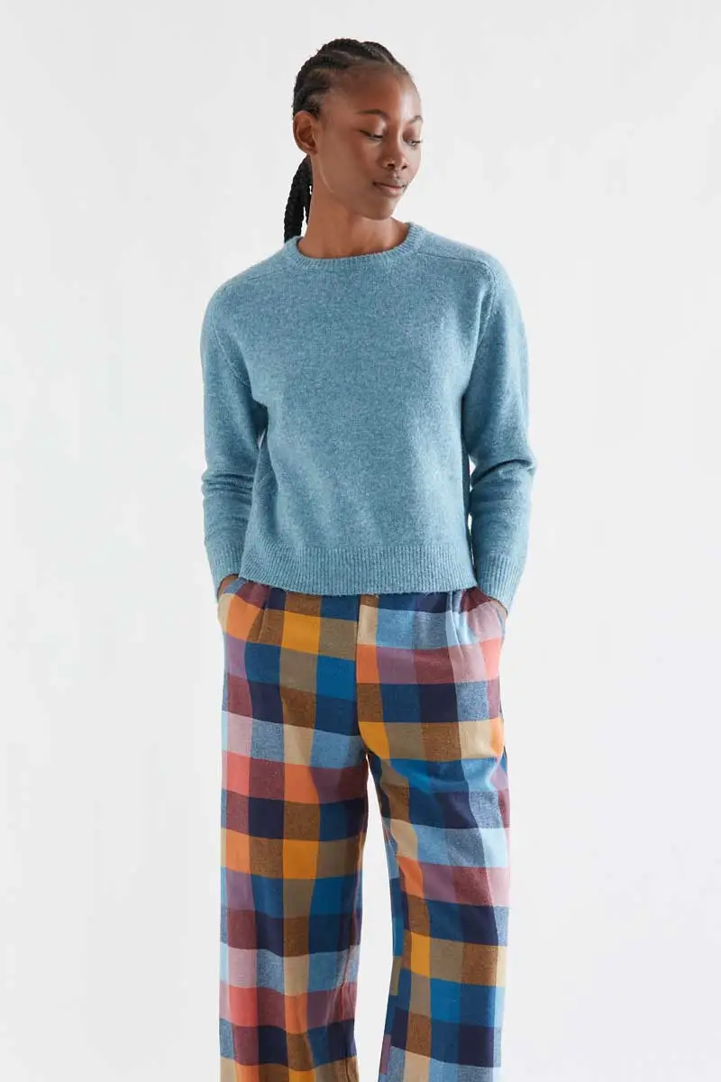 Light blue wool blend jumber COMPANIA FANTASTICA Γαλάζιο πλεκτό πουλόβερ. Στρογγυλή λαιμόκοψη και μακριά μανίκια. Ριμπ τελειώματα. Το μοντέλο έχει ύψος 178 εκ. και φοράει μέγεθος S. 60% Recycled Polyester 20% Acrylic 13% Polyamide 6% Wool 1% Elastane Πλύσιμο στο χέρι, απαγορεύεται η χρήση λευκαντικού, όχι στεγνωτήριο, κρεμάστε το για στέγνωμα στη σκιά, απαγορεύεται το σιδέρωμα, πλύνετε με παρόμοια χρώματα. Αποστολή σε όλη την Ελλάδα σε 1-3 ημέρες. Διαθέσιμο και στα φυσικά μας κατάστηματα YELLOW BUTTON Χρεμωνίδου & Δαμάρεως 61 Παγκράτι.