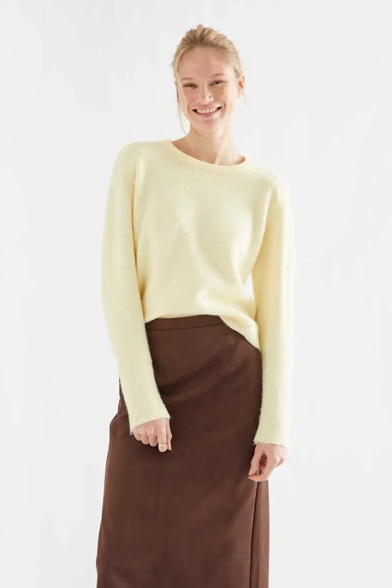 Light yellow wool blend jumber COMPANIA FANTASTICA Ανοιχτό κίτρινο πλεκτό πουλόβερ. Στρογγυλή λαιμόκοψη και μακριά μανίκια. Ριμπ τελειώματα. Το μοντέλο έχει ύψος 178 εκ. και φοράει μέγεθος S. 60% Recycled Polyester 20% Acrylic 13% Polyamide 6% Wool 1% Elastane Πλύσιμο στο χέρι, απαγορεύεται η χρήση λευκαντικού, όχι στεγνωτήριο, κρεμάστε το για στέγνωμα στη σκιά, απαγορεύεται το σιδέρωμα, πλύνετε με παρόμοια χρώματα. Αποστολή σε όλη την Ελλάδα σε 1-3 ημέρες. Διαθέσιμο και στα φυσικά μας κατάστηματα YELLOW BUTTON Χρεμωνίδου & Δαμάρεως 61 Παγκράτι.