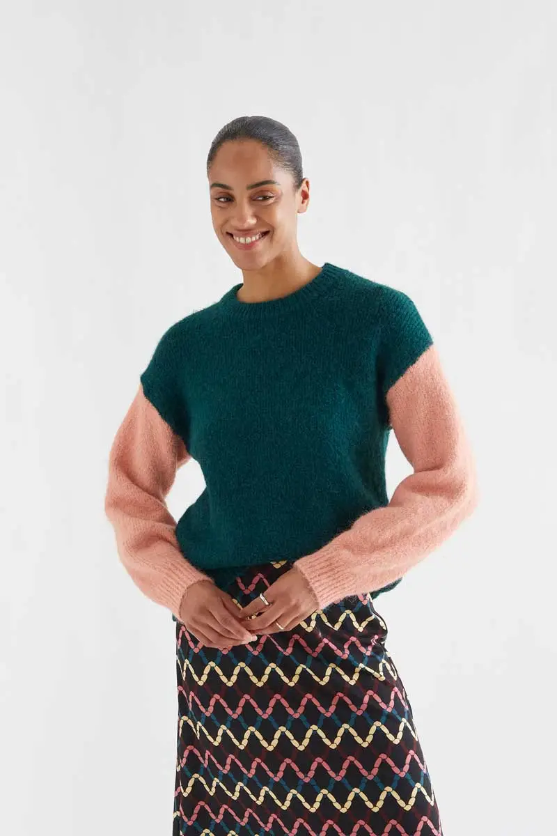Dark green and coral two-tone jumber COMPANIA FANTASTICA Πλεκτό δίχρωμο πουλόβερ σε σκούρο πράσινο με στρογγυλή λαιμόκοψη και κοραλί μακριά μανίκια. Ριχτοί ώμοι. Το μοντέλο έχει ύψος 173 εκ. και φοράει μέγεθος S. 50% Recycled Polyester 15% Polyester 13% Acrylic 13% Polyamide 6% Wool 3% Elastane Πλύσιμο στο χέρι με κρύο νερό, απαγορεύεται η χρήση λευκαντικού, όχι στεγνωτήριο, κρεμάστε το για στέγνωμα στη σκιά, απαγορεύεται το σιδέρωμα, πλύνετε με παρόμοια χρώματα. Αποστολή σε όλη την Ελλάδα σε 1-3 ημέρες. Διαθέσιμο και στα φυσικά μας κατάστηματα YELLOW BUTTON Χρεμωνίδου & Δαμάρεως 61 Παγκράτι.