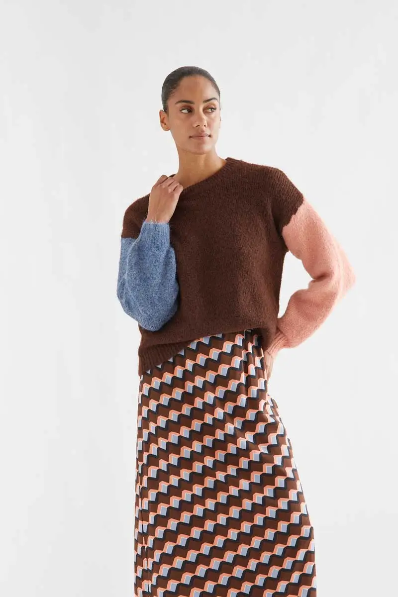 Brown multicolor jumber COMPANIA FANTASTICA Πολύχρωμο πλεκτό πουλόβερ. Καφέ στρογγυλή λαιμόκοψη και μακριά μανίκια σε μωβ και κοραλί χρώμα. Το μοντέλο έχει ύψος 173 εκ. και φοράει μέγεθος S. 50% Recycled Polyester 15% Polyester 13% Acrylic 13% Polyamide 6% Wool 3% Elastane Πλύσιμο στο χέρι με κρύο νερό, απαγορεύεται η χρήση λευκαντικού, όχι στεγνωτήριο, κρεμάστε το για στέγνωμα στη σκιά, απαγορεύεται το σιδέρωμα, πλύνετε με παρόμοια χρώματα. Αποστολή σε όλη την Ελλάδα σε 1-3 ημέρες. Διαθέσιμο και στα φυσικά μας κατάστηματα YELLOW BUTTON Χρεμωνίδου & Δαμάρεως 61 Παγκράτι.