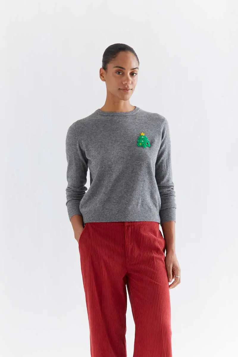 Grey Christmas tree sweater COMPANIA FANTASTICA Ανοιχτό γκρι πουλόβερ από λεπτή πλέξη. Στρογγυλή λαιμόκοψη και μακριά μανίκια. Λεπτομέρεια με ραμμένο σχέδιο χριστουγεννιάτικου δέντρου. Ριμπ τελειώματα. Το μοντέλο έχει ύψος 173 εκ. και φοράει μέγεθος S. 100% Viscose Πλύσιμο στο πλυντήριο με κρύο νερό, απαγορεύεται η χρήση λευκαντικού, όχι στεγνωτήριο, κρεμάστε το για στέγνωμα στη σκιά, απαγορεύεται το σιδέρωμα, πλύνετε με παρόμοια χρώματα. Αποστολή σε όλη την Ελλάδα σε 1-3 ημέρες. Διαθέσιμο και στα φυσικά μας κατάστηματα YELLOW BUTTON Χρεμωνίδου & Δαμάρεως 61 Παγκράτι.