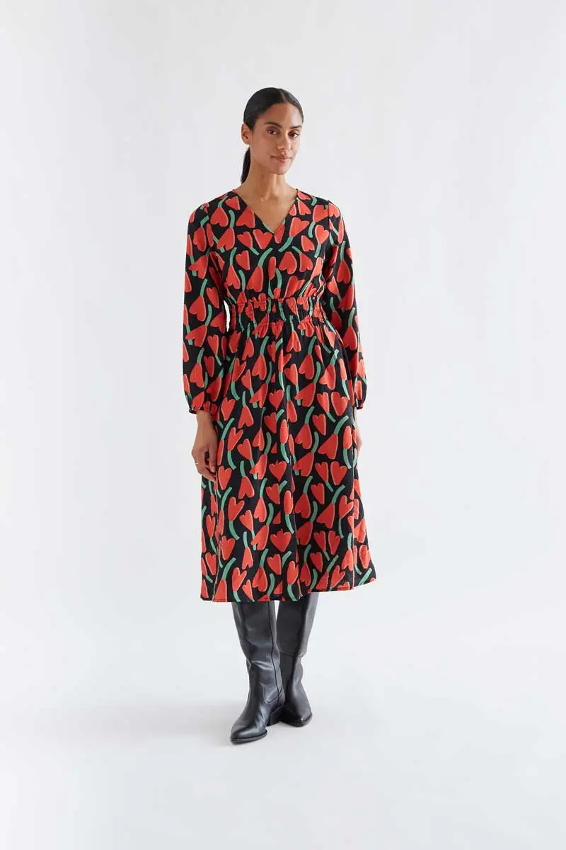 Cyclamen print midi dress COMPANIA FANTASTICA Κρεπ φόρεμα με μοτίβο κυκλάμινα. Διαθέτει λαιμόκοψη V και μακριά μανίκια που καταλήγουν σε μανσέτα με κουμπί. Έχει ελαστική μέση και εσωτερική φόδρα. Το μοντέλο έχει ύψος 173 εκ. και φοράει μέγεθος S. 85% Viscose 15% Polyamide Πλύσιμο στο πλυντήριο με κρύο νερό, απαγορεύεται η χρήση λευκαντικού, όχι στεγνωτήριο, κρεμάστε το για στέγνωμα στη σκιά, απαγορεύεται το σιδέρωμα, πλύνετε με παρόμοια χρώματα. Αποστολή σε όλη την Ελλάδα σε 1-3 ημέρες. Διαθέσιμο και στα φυσικά μας κατάστηματα YELLOW BUTTON Χρεμωνίδου & Δαμάρεως 61 Παγκράτι.