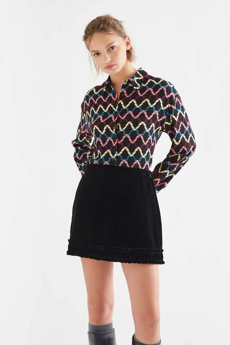 Skein print shirt COMPANIA FANTASTICA Πουκάμισο από ύφασμα με μοτίβο νήματα σε διαφορετικούς τόνους. Διαθέτει γιακά με πέτα και μακριά μανίκια με μανσέτες που κλείνουν με κουμπιά. Κλείνει μπροστά με κουμπιά σε μαύρο χρώμα, που κάνουν αντίθεση. Έχει ελαφρώς ριγμένη ραφή στους ώμους. Το μοντέλο έχει ύψος 174 εκ. και φοράει μέγεθος S. 100% Viscose Πλύσιμο στο πλυντήριο με κρύο νερό, απαγορεύεται η χρήση λευκαντικού, όχι στεγνωτήριο, κρεμάστε το για στέγνωμα στη σκιά, απαγορεύεται το σιδέρωμα, πλύνετε με παρόμοια χρώματα. Αποστολή σε όλη την Ελλάδα σε 1-3 ημέρες. Διαθέσιμο και στα φυσικά μας κατάστηματα YELLOW BUTTON Χρεμωνίδου & Δαμάρεως 61 Παγκράτι. Γρηγορίου Αυξεντίου 122 Άνω Ιλίσια