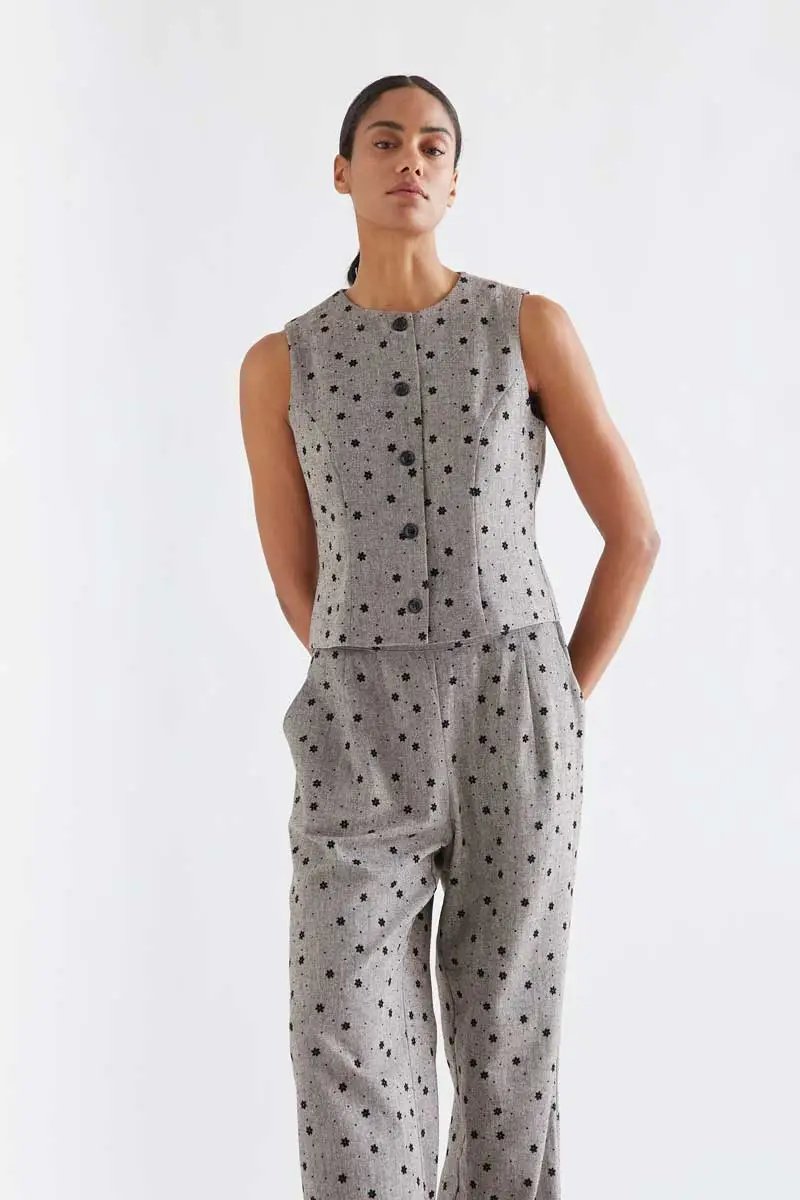 Gray tweed vest with embroidered black flowers COMPANIA FANTASTICA Γκρι τουίντ αμάνικο γιλέκο με μαύρα κεντημένα λουλούδια. Διαθέτει στρογγυλή λαιμόκοψη. Κλείνει μπροστά με μαύρα κουμπιά. Είναι φοδραρισμένο. Το μοντέλο έχει ύψος 173 εκ. και φοράει μέγεθος S. Προτείνουμε να επιλέξετε ένα νούμερο μεγαλύτερο από το σύνηθες μέγεθός σας. 100% Polyester Πλύσιμο στο πλυντήριο με κρύο νερό, απαγορεύεται η χρήση λευκαντικού, όχι στεγνωτήριο, κρεμάστε το για στέγνωμα στη σκιά, απαγορεύεται το σιδέρωμα, πλύνετε με παρόμοια χρώματα. Αποστολή σε όλη την Ελλάδα σε 1-3 ημέρες. Διαθέσιμο και στα φυσικά μας κατάστηματα YELLOW BUTTON Χρεμωνίδου & Δαμάρεως 61 Παγκράτι.