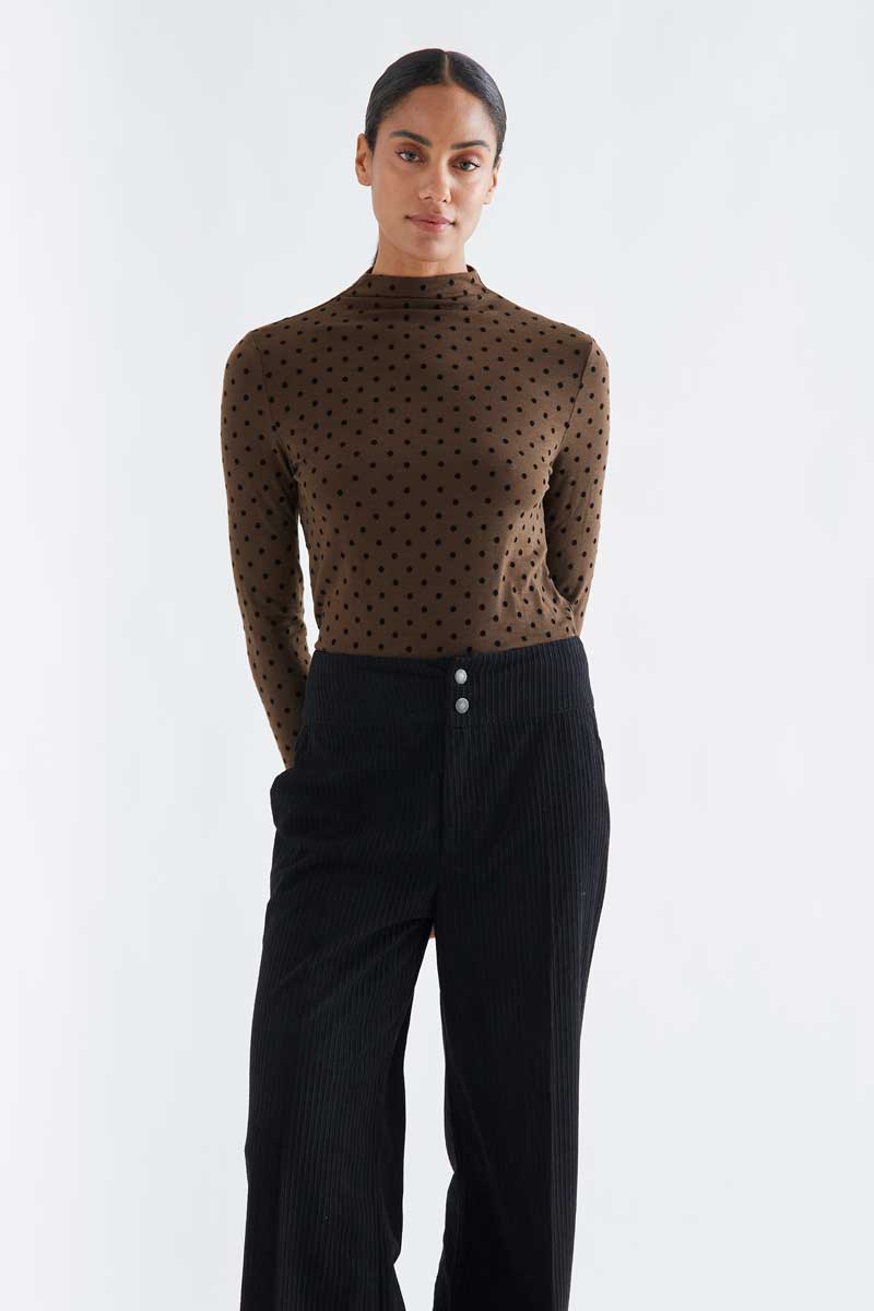 Brown basic T-shirt with black mini polka dots COMPANIA FANTASTICA Καφέ μελανζέ μπλουζάκι από ζέρσεϊ ύφασμα, με μαύρο μοτίβο από μικρές βούλες. Διαθέτει ψηλή λαιμόκοψη και μακριά μανίκια. Το μοντέλο έχει ύψος 174 εκ. και φοράει μέγεθος S. 81% Polyester 14% Viscose 5% Elastane Πλύσιμο στο πλυντήριο με κρύο νερό, απαγορεύεται η χρήση λευκαντικού, όχι στεγνωτήριο, κρεμάστε το για στέγνωμα στη σκιά, απαγορεύεται το σιδέρωμα, πλύνετε με παρόμοια χρώματα. Αποστολή σε όλη την Ελλάδα σε 1-3 ημέρες. Διαθέσιμο και στα φυσικά μας κατάστηματα YELLOW BUTTON Χρεμωνίδου & Δαμάρεως 61 Παγκράτι. Γρηγορίου Αυξεντίου 122 Άνω Ιλίσια