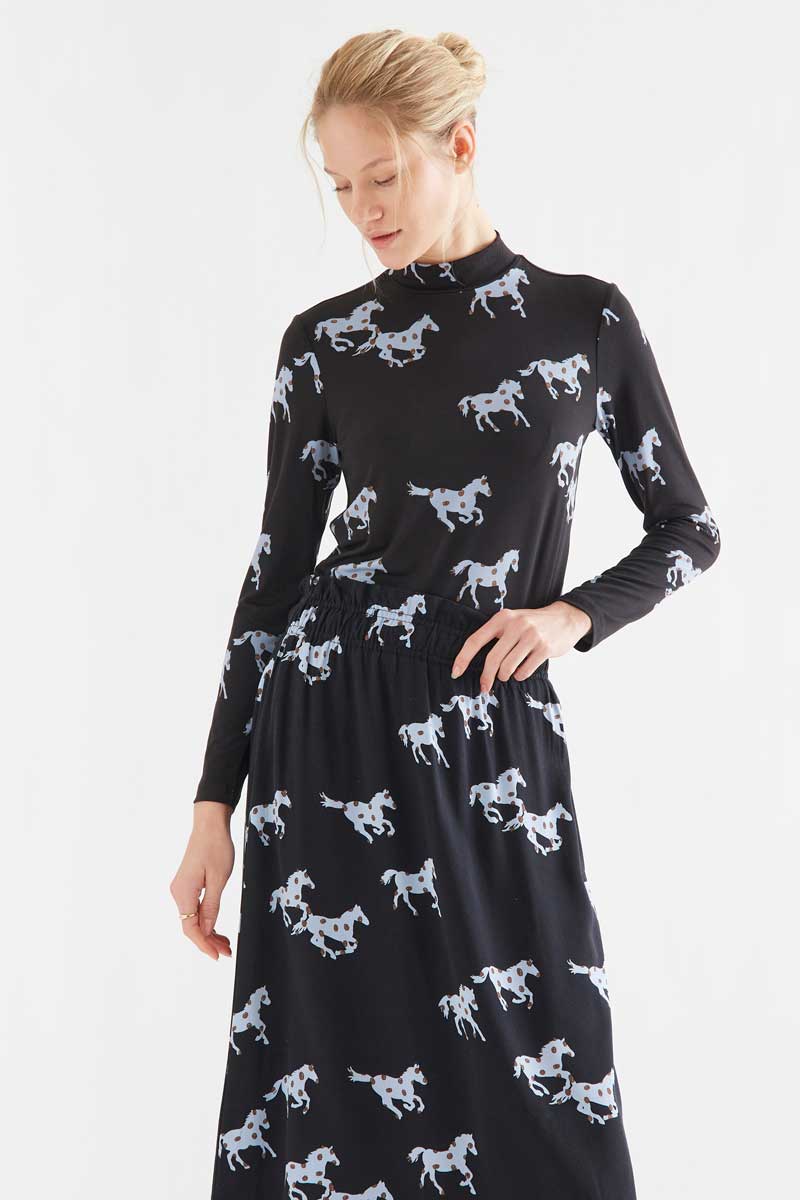 Horse print T-shirt COMPANIA FANTASTICA Μπλουζάκι από ζέρσεϊ ύφασμα με στάμπα αλόγου. Ψηλός λαιμός και μακριά μανίκια. Το μοντέλο έχει ύψος 178 εκ. και φοράει μέγεθος S. 95% Polyester 5% Elastane Πλύσιμο στο πλυντήριο με κρύο νερό, απαγορεύεται η χρήση λευκαντικού, όχι στεγνωτήριο, κρεμάστε το για στέγνωμα στη σκιά, απαγορεύεται το σιδέρωμα, πλύνετε με παρόμοια χρώματα. Αποστολή σε όλη την Ελλάδα σε 1-3 ημέρες. Διαθέσιμο και στα φυσικά μας κατάστηματα YELLOW BUTTON Χρεμωνίδου & Δαμάρεως 61 Παγκράτι.