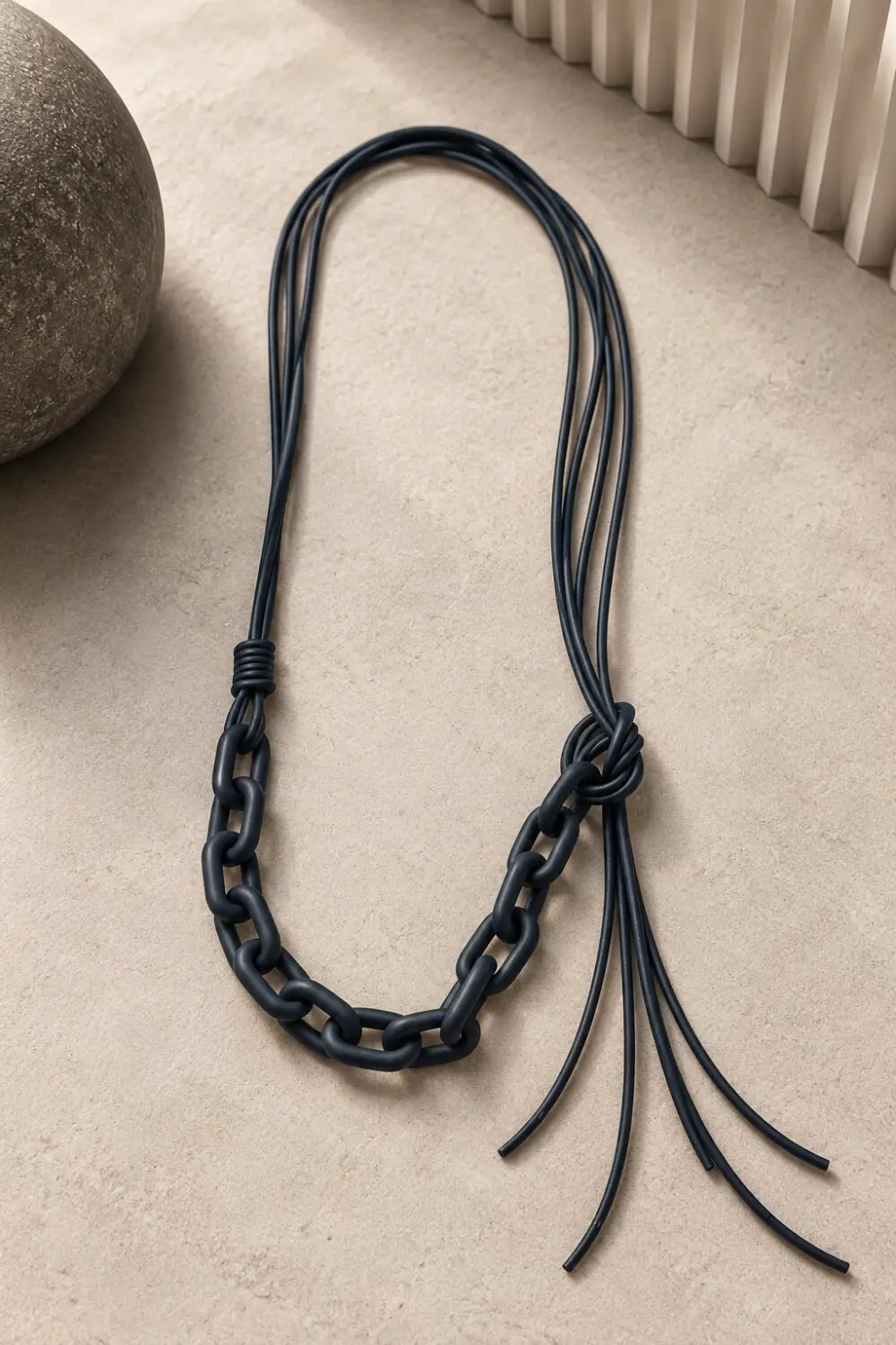 Χειροποίητο multi-strand κολιέ με πολλαπλά λεπτά κορδόνια και chunky αλυσίδα με μεγάλους κρίκους στο μπροστινό μέρος. Η ασύμμετρη ένωση της chunky αλυσίδας με τα λεπτά, ελεύθερα κορδόνια στο πλάι ολοκληρώνει τον σύγχρονο και ιδιαίτερο σχεδιασμό του. Χαρακτηριστικά: Χειροποίητο, multi-strand σχεδιασμός, πολλαπλά λεπτά κορδόνια, chunky αλυσίδα με μεγάλους κρίκους, ασύμμετρη ένωση αλυσίδας και κορδονιών, ελεύθερα κορδόνια στο πλάι, μακρύς σχεδιασμός. Τα ρούχα Namaste σχεδιάζονται και ράβονται στην Ελλάδα. Δωρεάν αποστολή σε 1-3 μέρες σε όλη την Ελλάδα. Διαθέσιμο και στο φυσικό κατάστημα YELLOW BUTTON Δαμάρεως 61 Παγκράτι