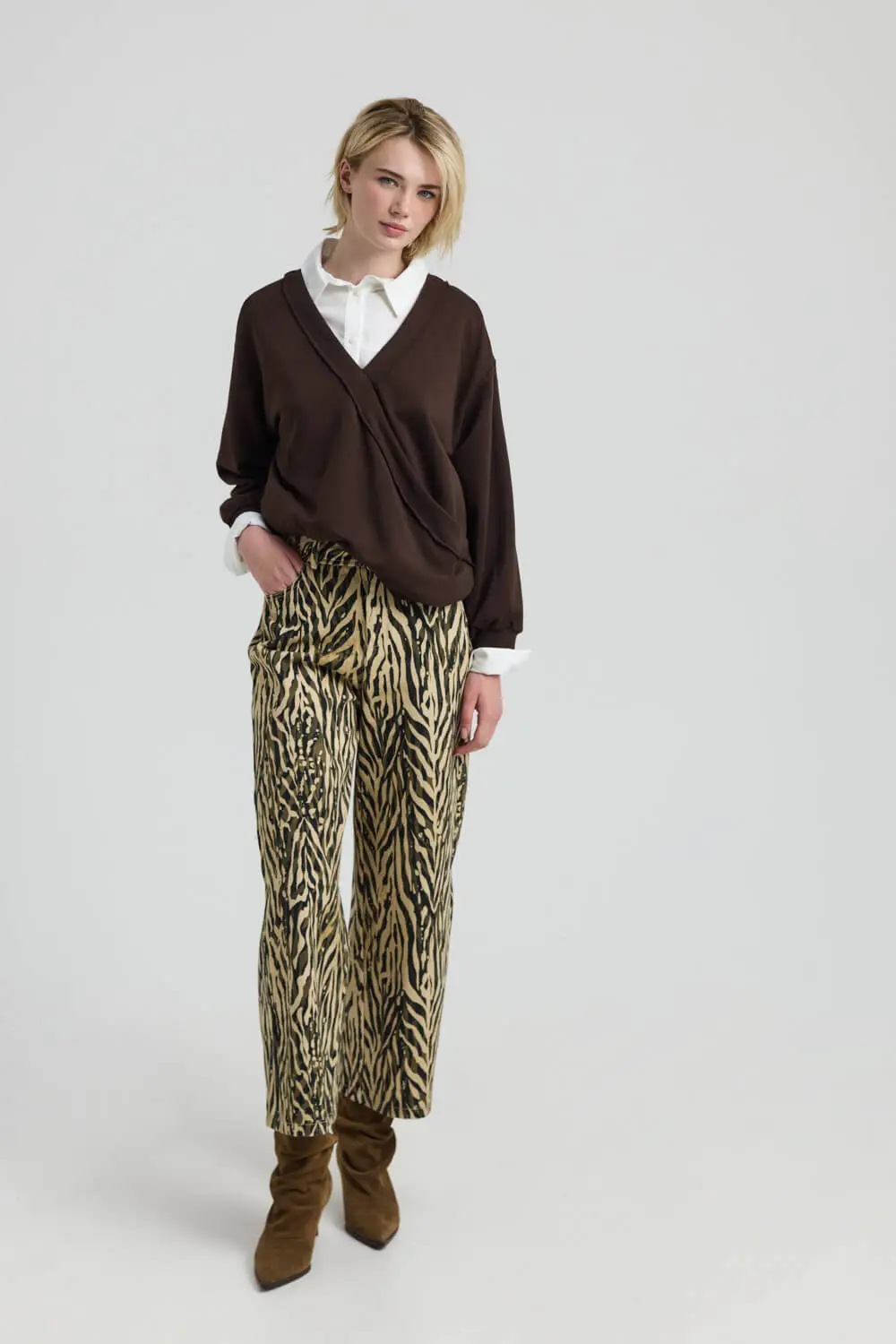 "TOGA" Παντελόνι τζιν ψηλόμεσο wide-leg με zebra print Namaste Τζιν παντελόνι ψηλόμεσο σε wide-leg γραμμή, με zebra animal print. Διαθέτει πλαϊνές τσέπες, δύο πίσω patch pockets και θυλάκια για ζώνη, ενώ οι σχεδιαστικές ραφές κατά μήκος των ποδιών τονίζουν τη γραμμή και την κατασκευή του. Κλείνει μπροστά με μεταλλικό κουμπί και φερμουάρ. Συνδυάζεται με το τζάκετ AHANNA από το ίδιο ύφασμα για τη δημιουργία ολοκληρωμένου σετ. 100% Βαμβάκι Χαρακτηριστικά: Τζιν ύφασμα Ψηλόμεση γραμμή Wide-leg εφαρμογή Zebra animal print Πλαϊνές τσέπες Δύο πίσω patch pockets Θυλάκια για ζώνη Σχεδιαστικές ραφές κατά μήκος των ποδιών Μεταλλικό κουμπί και φερμουάρ Οδηγίες πλυσίματος: Πλύσιμο στους 30°C. Χωρίς λευκαντικό και στεγνωτήριο. Σιδέρωμα σε χαμηλή θερμοκρασία. Δεν επιτρέπεται το στεγνό καθάρισμα. Διαστάσεις μοντέλου: Ύψος 1,78 m Στήθος 80 cm Μέση 61 cm Γοφοί 90 cm Τα ρούχα Namaste σχεδιάζονται και ράβονται στην Ελλάδα. Δωρεάν αποστολή σε 1-3 μέρες σε όλη την Ελλάδα. Διαθέσιμο και στο φυσικό κατάστημα YELLOW BUTTON Χρεμωνίδου & Δαμάρεως 61 Παγκράτι Γρ. Αυξεντίου 122 Ιλίσια