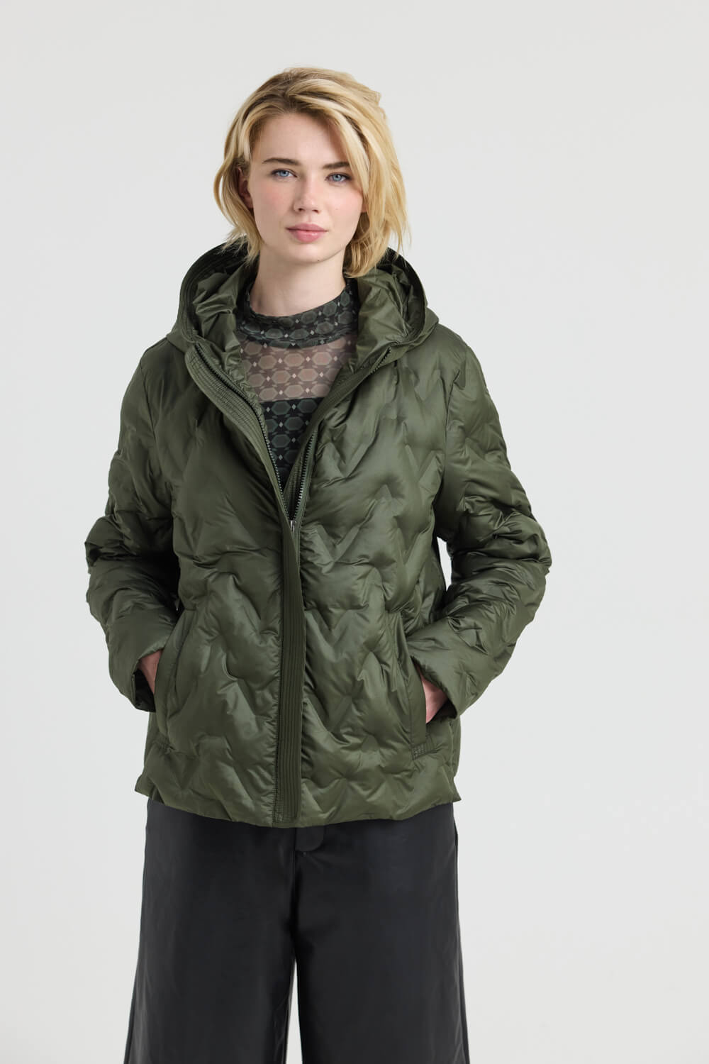Κοντό puffer μπουφάν σε άνετη, ελαφρώς boxy γραμμή, με εντυπωσιακό καπιτονέ σχέδιο ζικ-ζακ chevron quilting) που δημιουργεί ανάγλυφη, γεωμετρική υφή σε όλη την επιφάνεια. Διαθέτει μεγάλη, ενισχυμένη κουκούλα με ψηλό λαιμό, προσφέροντας προστασία και άνεση. Το μπροστινό κλείσιμο με φερμουάρ καλύπτεται από φαρδιά πατιλέτα, ενώ οι δύο εξωτερικές τσέπες με διακοσμητική φάσα συμπληρώνουν τη σύγχρονη sporty-chic αισθητική του. 100% Πολυέστερ Χαρακτηριστικά: Κοντό puffer μπουφάν Άνετη, ελαφρώς boxy γραμμή Καπιτονέ σχέδιο ζικ-ζακ (chevron quilting) Ανάγλυφη, padded κατασκευή Μεγάλη, ενισχυμένη κουκούλα Ψηλός λαιμός Μπροστινό φερμουάρ με φαρδιά πατιλέτα Δύο εξωτερικές τσέπες με διακοσμητική φάσα Μακριά μανίκια Sporty-chic αισθητική Οδηγίες πλυσίματος: Πλύσιμο στους 30°C. Χωρίς λευκαντικό και στεγνωτήριο. Σιδέρωμα σε χαμηλή θερμοκρασία. Δεν επιτρέπεται το στεγνό καθάρισμα. Διαστάσεις μοντέλου: Ύψος 1,78 m Στήθος 80 cm Μέση 61 cm Γοφοί 90 cm Τα ρούχα Namaste σχεδιάζονται και ράβονται στην Ελλάδα. Δωρεάν αποστολή σε 1-3 μέρες σε όλη την Ελλάδα. Διαθέσιμο και στο φυσικό κατάστημα YELLOW BUTTON Χρεμωνίδου & Δαμάρεως 61 Παγκράτι Γρ. Αυξεντίου 122 Ιλίσια