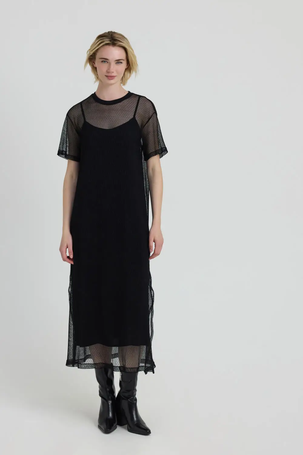 "GEOF" Φόρεμα T-shirt maxi με διάφανο πουά πλισέ και εσωτερικό slip dress Namaste T-shirt dress σε άνετη, χαλαρή γραμμή και ankle-length μήκος, με κλασική στρογγυλή λαιμόκοψη με rib λεπτομέρεια και άνετα, κοντά μανίκια. Το διάφανο εξωτερικό φόρεμα με ανάγλυφο μικρό πουά (plumetis) και διακριτικό, κάθετο πλισέ (subtle pleating) συνδυάζεται με εσωτερικό slip underdress με λεπτές τιράντες, δημιουργώντας ένα ιδιαίτερο layering effect. Τα μεγάλα πλαϊνά σκισίματα (side slits) ενισχύουν την αέρινη αίσθηση του σχεδίου, ενώ ο συνδυασμός της διαφάνειας με το ανάγλυφο μοτίβο προσδίδει μια διακριτικά ρομαντική αισθητική. Ένα statement κομμάτι που συνδυάζει τον ρομαντισμό με το σύγχρονο layering. 100% Mικ Πολυέστερ Χαρακτηριστικά: Σετ δύο φορεμάτων Άνετη, χαλαρή γραμμή Μήκος μέχρι τον αστράγαλο Διάφανο εξωτερικό T-shirt dress Ανάγλυφο μικρό πουά Διακριτικό, κάθετο πλισέ Στρογγυλή λαιμόκοψη με rib λεπτομέρεια Άνετα, κοντά μανίκια Μεγάλα πλαϊνά σκισίματα Εσωτερικό slip underdress με λεπτές τιράντες Οδηγίες πλυσίματος: Πλύσιμο στους 30°C. Χωρίς λευκαντικό και στεγνωτήριο. Σιδέρωμα σε χαμηλή θερμοκρασία. Δεν επιτρέπεται το στεγνό καθάρισμα. Διαστάσεις μοντέλου: Ύψος 1,78 m Στήθος 80 cm Μέση 61 cm Γοφοί 90 cm Το μοντέλο φοράει μέγεθος S. Τα ρούχα Namaste σχεδιάζονται και ράβονται στην Ελλάδα. Δωρεάν αποστολή σε 1-3 μέρες σε όλη την Ελλάδα. Διαθέσιμο και στο φυσικό κατάστημα YELLOW BUTTON Χρεμωνίδου & Δαμάρεως 61 Παγκράτι