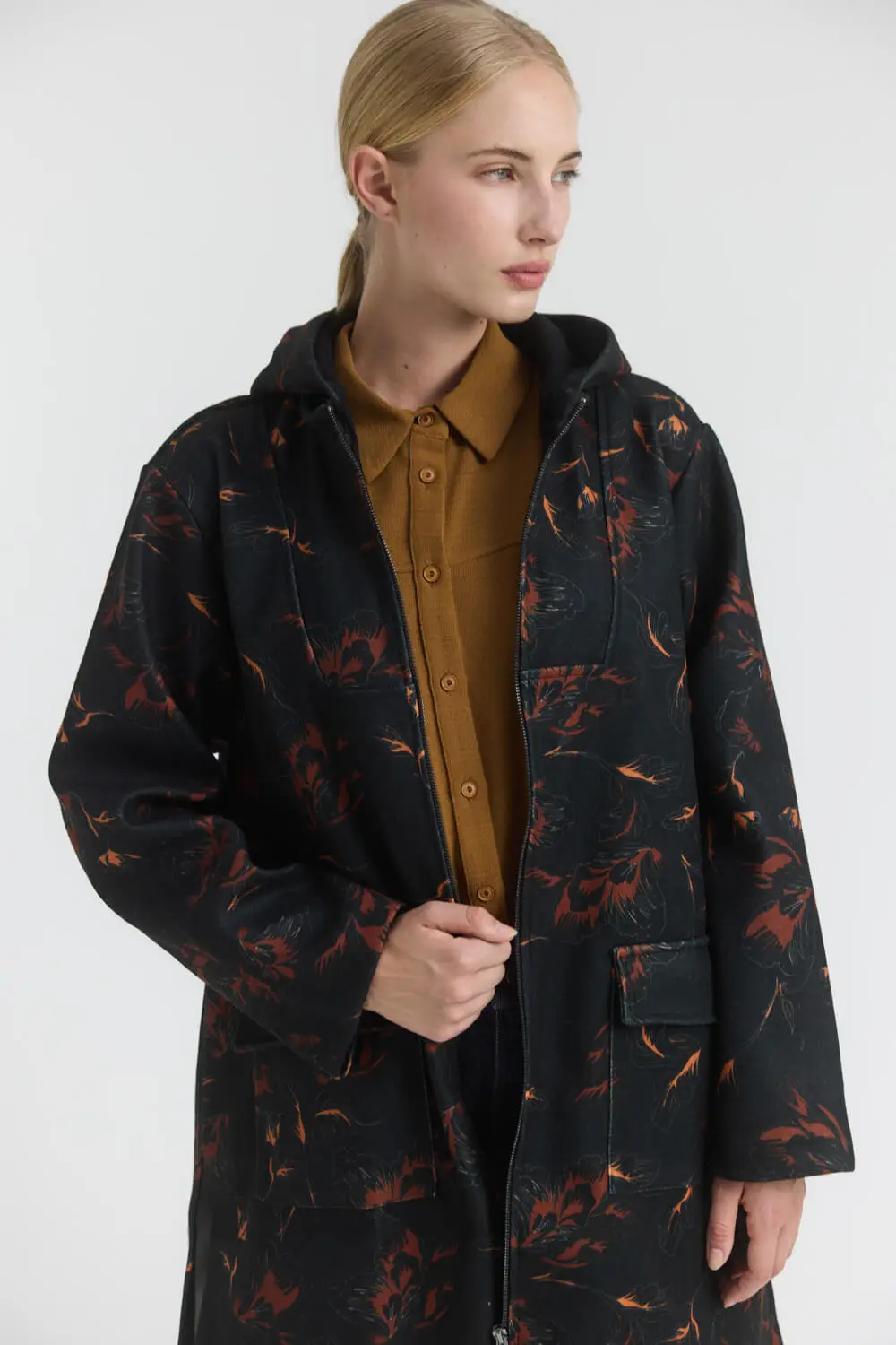 Πανωφόρι από velour με δίχρωμο floral print, σε μακριά και άνετη γραμμή. Διαθέτει κουκούλα, μακριά μανίκια και κλείσιμο μπροστά με μεταλλικό φερμουάρ. Οι μεγάλες τσέπες με καπάκι και τα ανοίγματα στα πλαϊνά συμπληρώνουν τη σχεδίαση. 100% Πολυέστερ Τα ρούχα Namaste σχεδιάζονται και ράβονται στην Ελλάδα. Δωρεάν αποστολή σε 1-3 μέρες σε όλη την Ελλάδα. Διαθέσιμο και στο φυσικό κατάστημα YELLOW BUTTON Χρεμωνίδου & Δαμάρεως 61 Παγκράτι